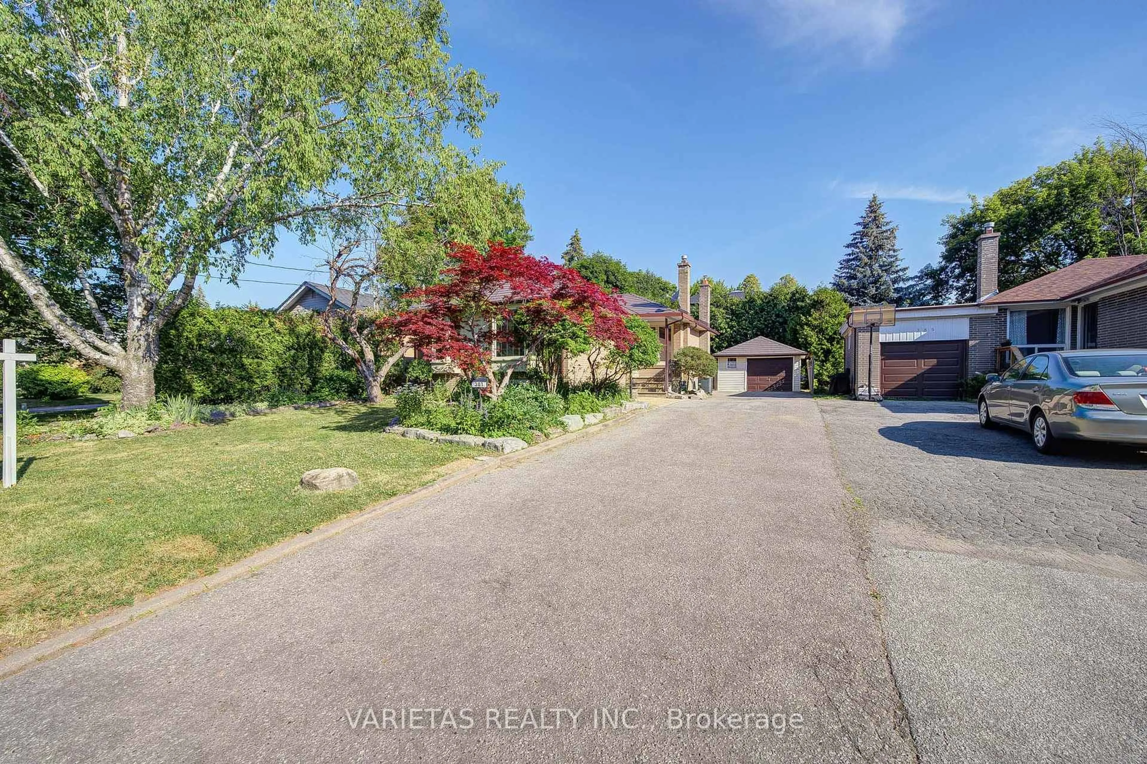 A pic from outside/outdoor area/front of a property/back of a property/a pic from drone, street for 381 Centre St, Richmond Hill Ontario L4C 1B5