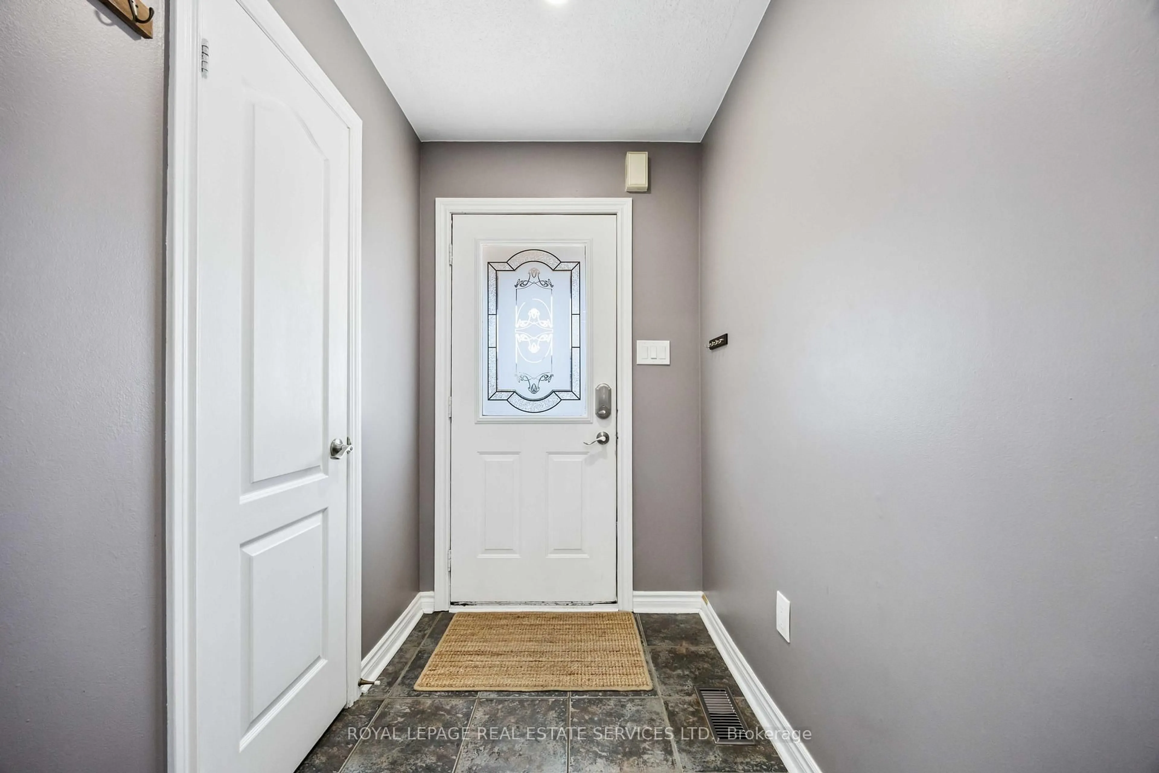Indoor entryway for 90 Breeze Dr, Bradford West Gwillimbury Ontario L3Z 3A5