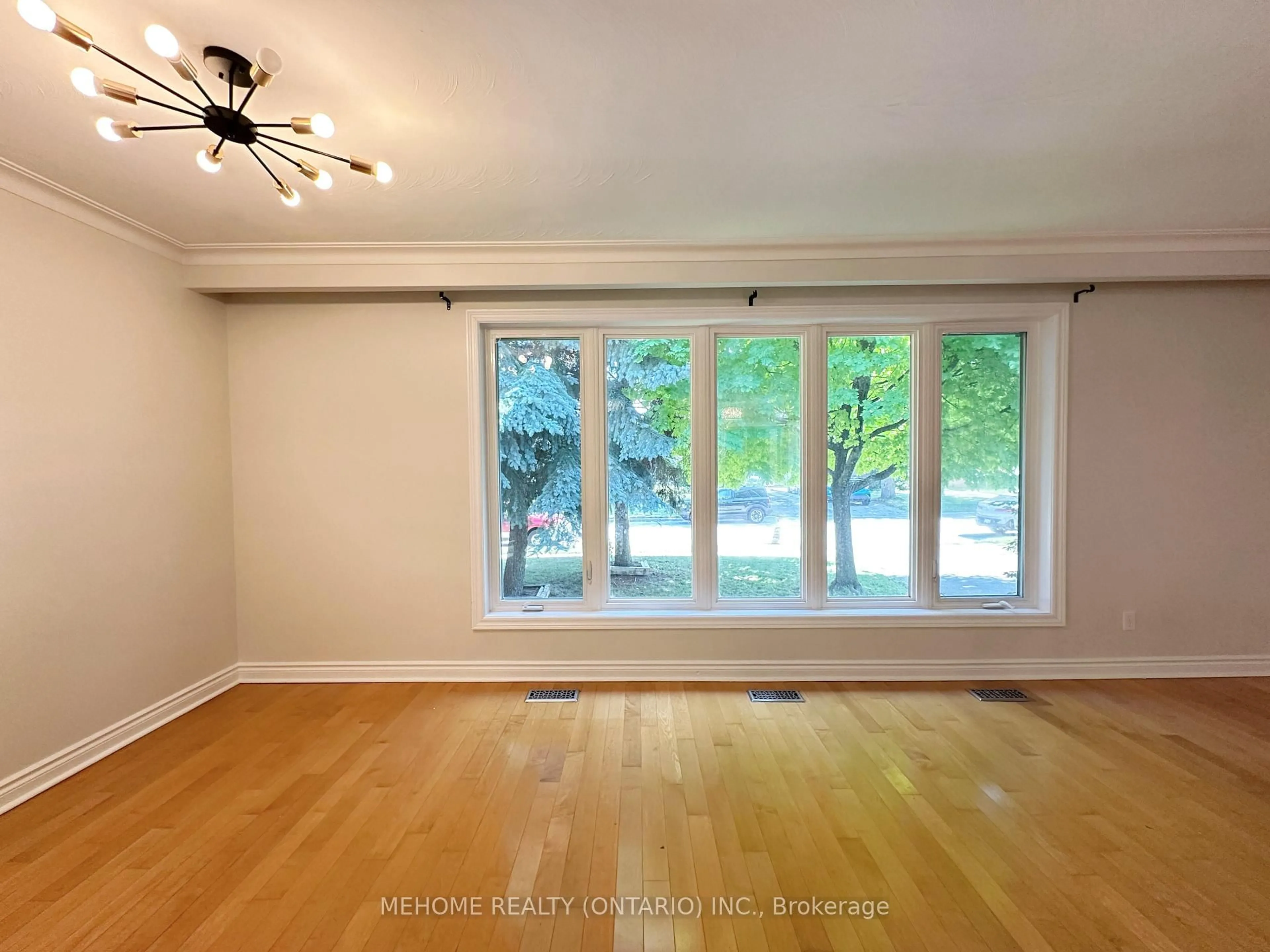 A pic of a room for 493 Lynett Cres, Richmond Hill Ontario L4C 2V8