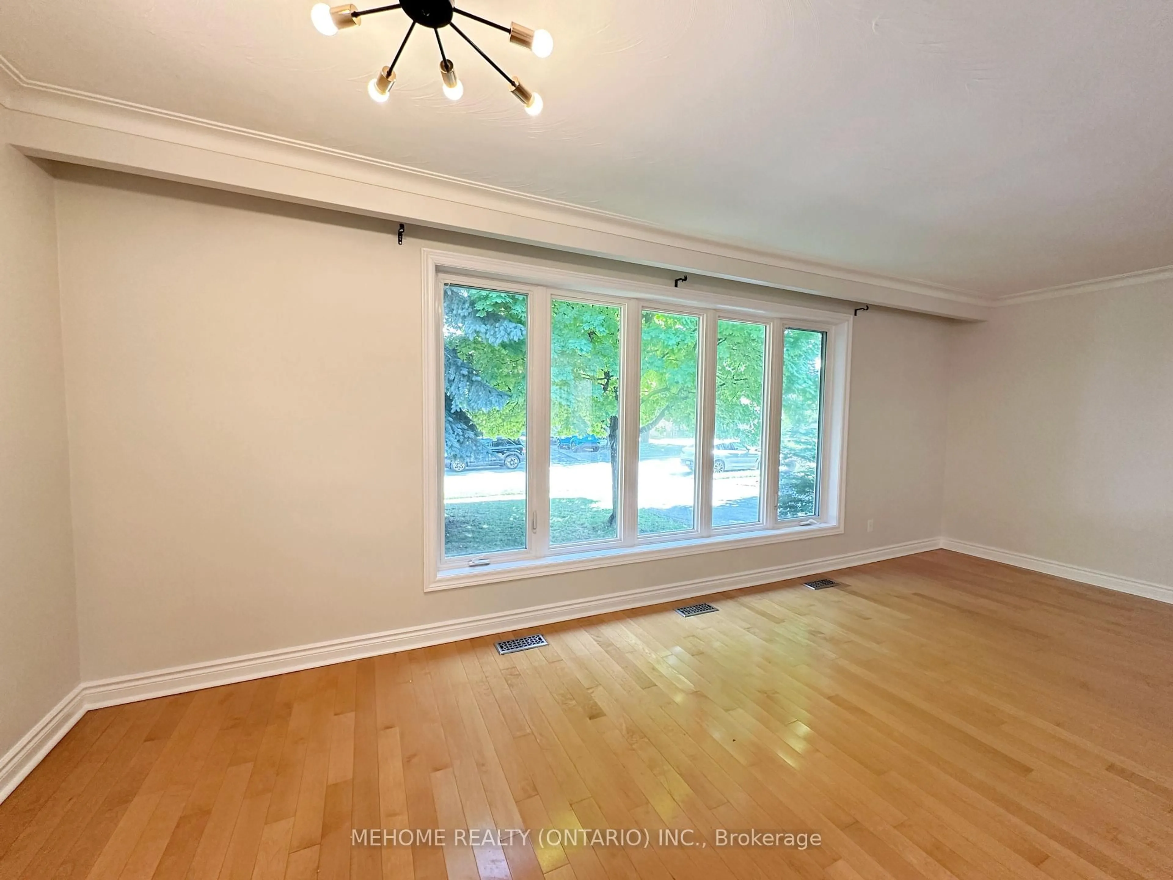 A pic of a room for 493 Lynett Cres, Richmond Hill Ontario L4C 2V8