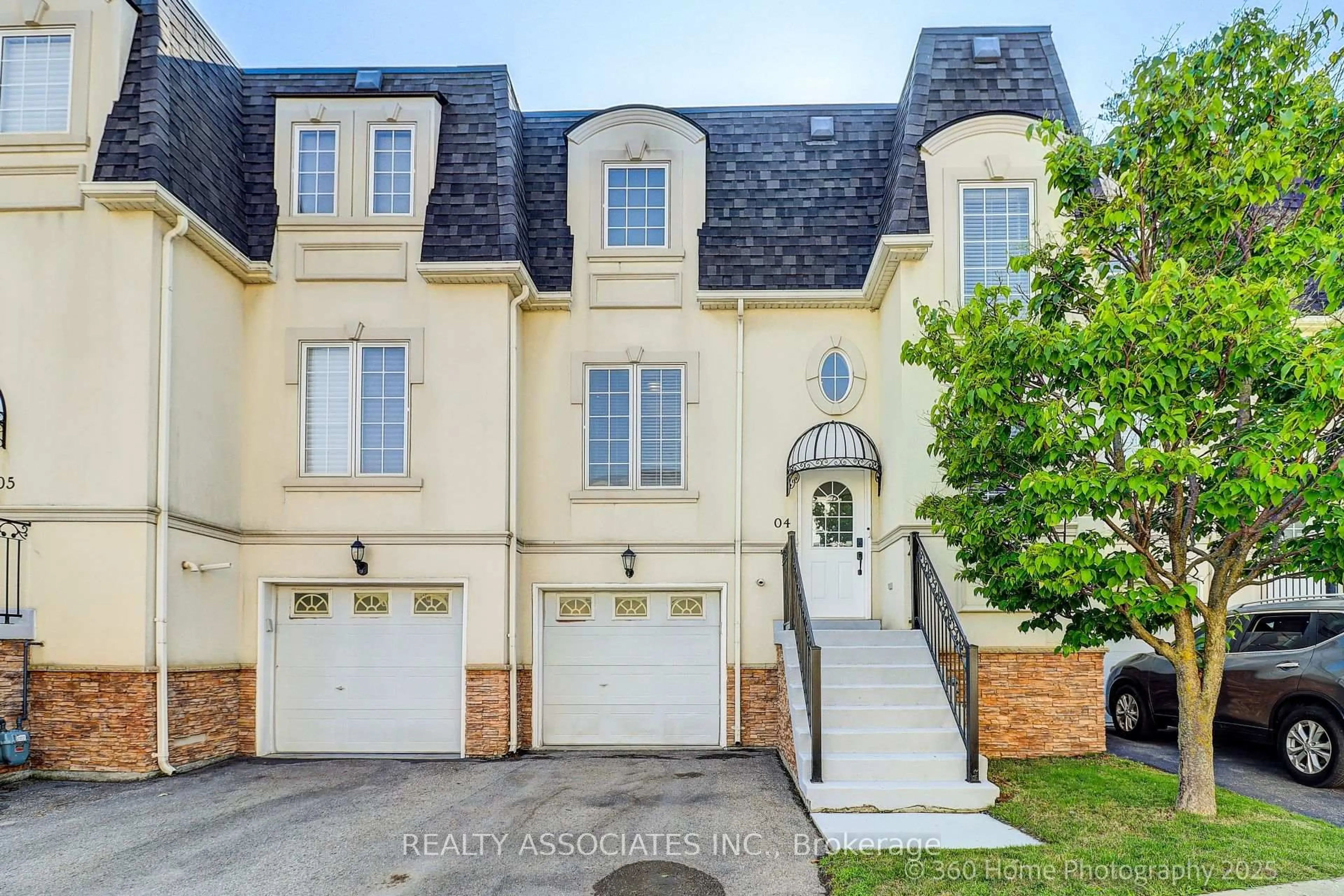 Unknown for 215 16th Ave #4, Richmond Hill Ontario L4C 0T8