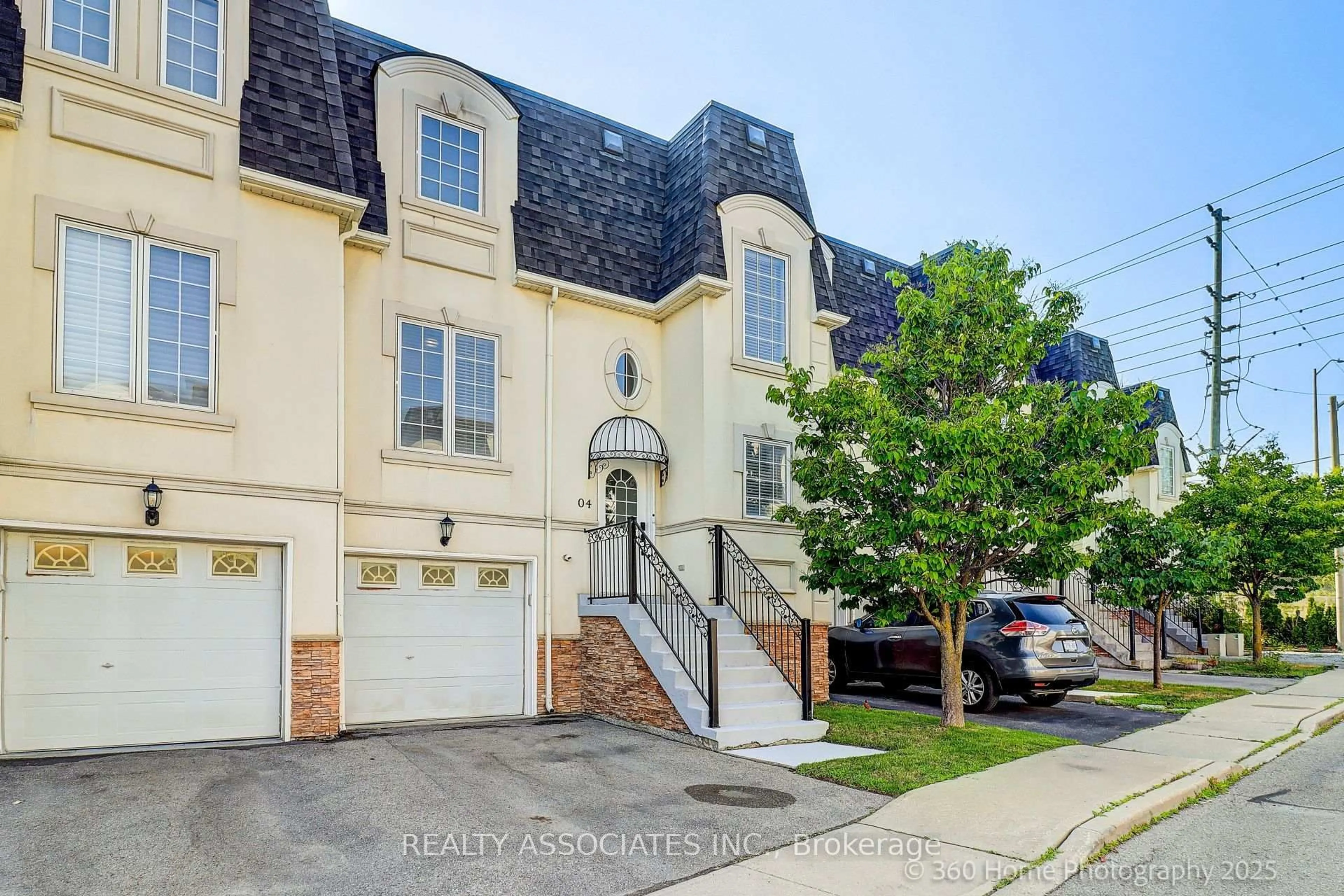 A pic from outside/outdoor area/front of a property/back of a property/a pic from drone, street for 215 16th Ave #4, Richmond Hill Ontario L4C 0T8