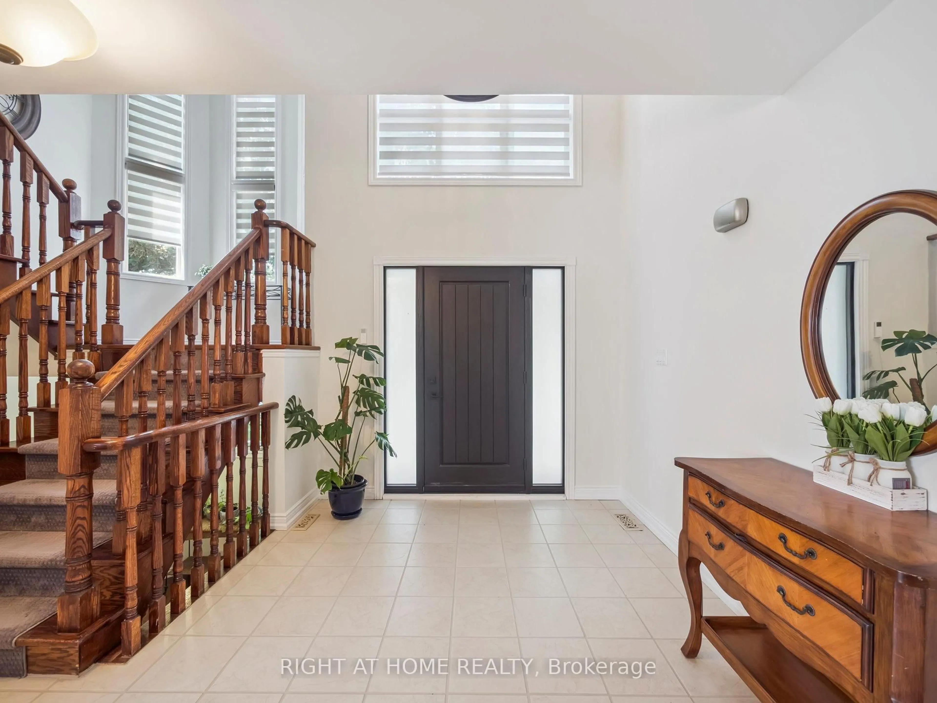 Indoor entryway for 100 Carlyle Cres, Aurora Ontario L4G 6P7