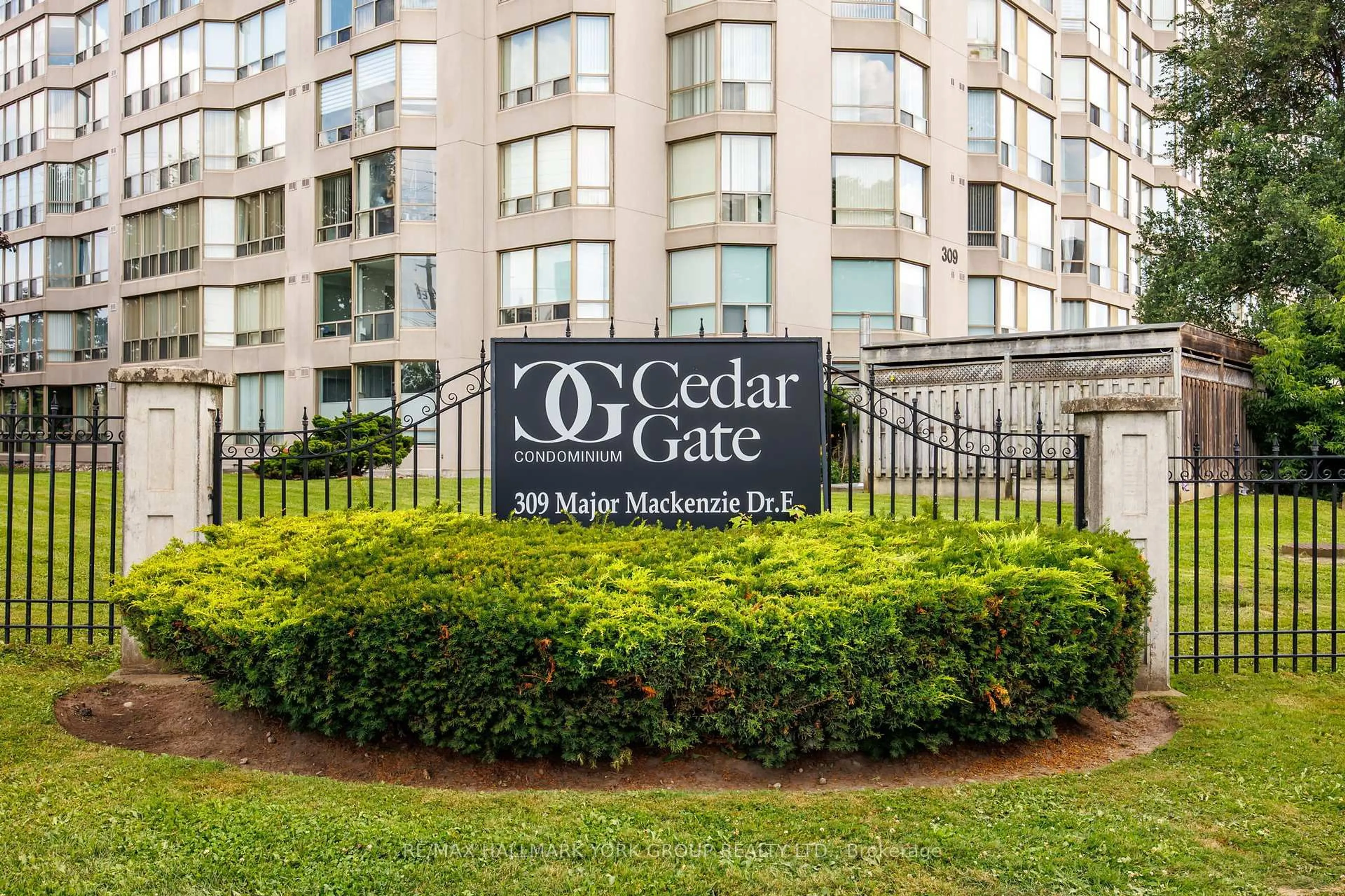 Indoor foyer for 309 Major Mackenzie Dr #301, Richmond Hill Ontario L4C 9V5