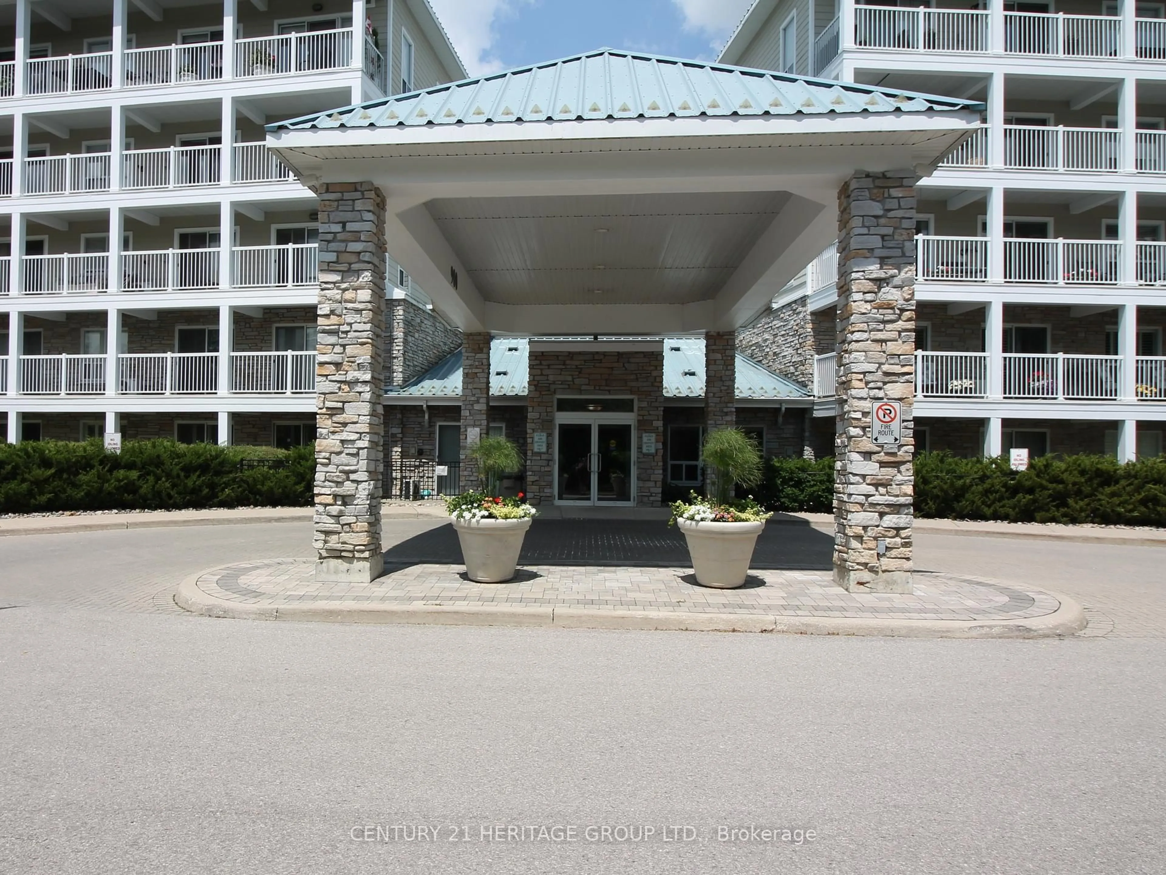 Indoor foyer for 900 Bogart Mill Tr #320, Newmarket Ontario L3Y 8V5