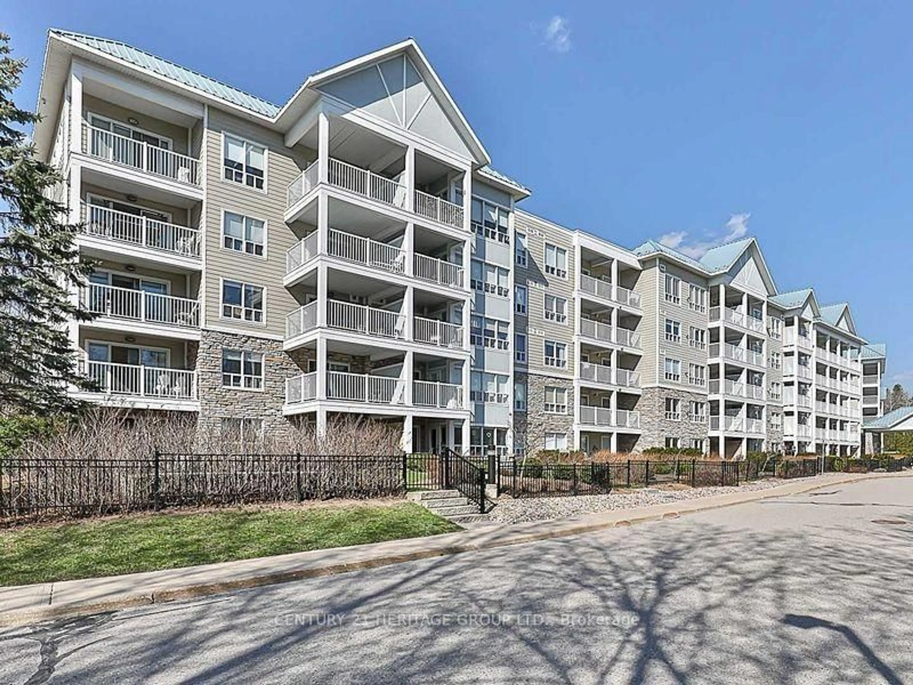 A pic from outside/outdoor area/front of a property/back of a property/a pic from drone, water/lake/river/ocean view for 900 Bogart Mill Tr #320, Newmarket Ontario L3Y 8V5