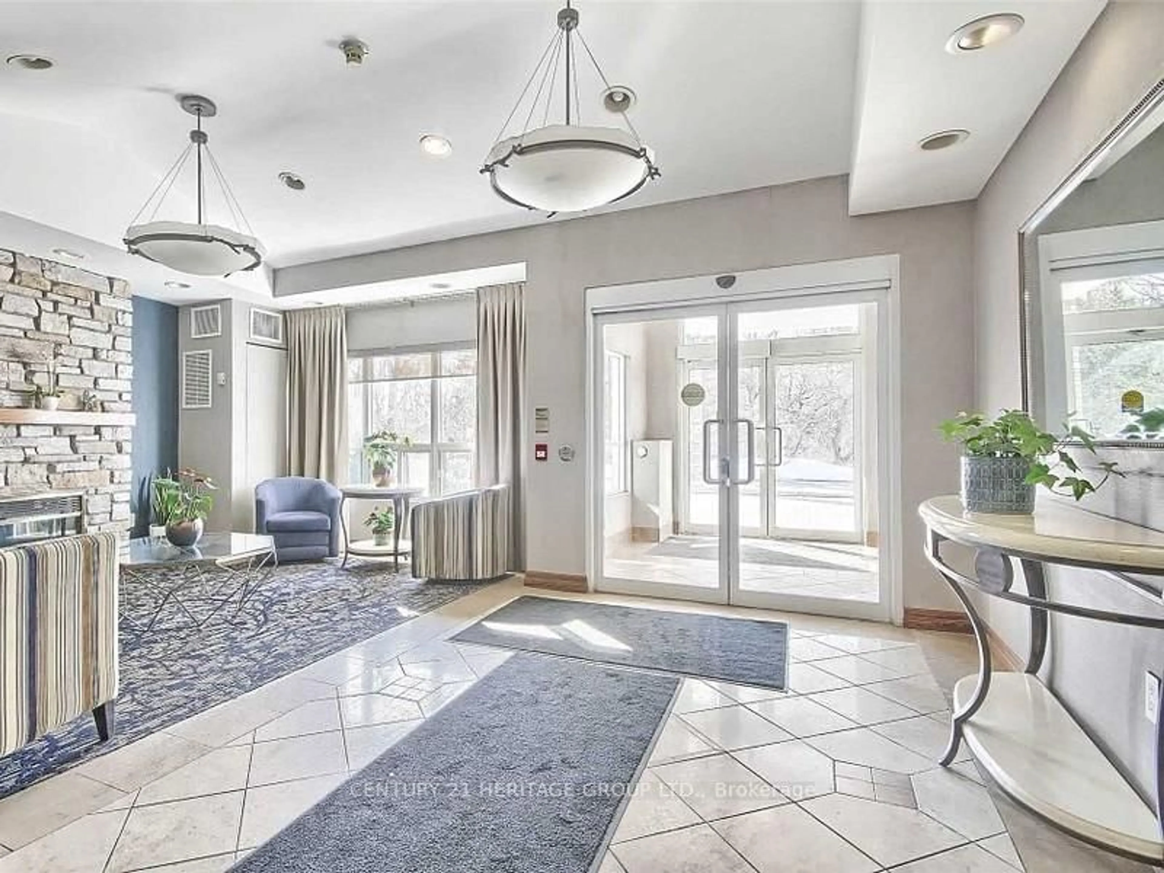 Indoor foyer for 900 Bogart Mill Tr #320, Newmarket Ontario L3Y 8V5