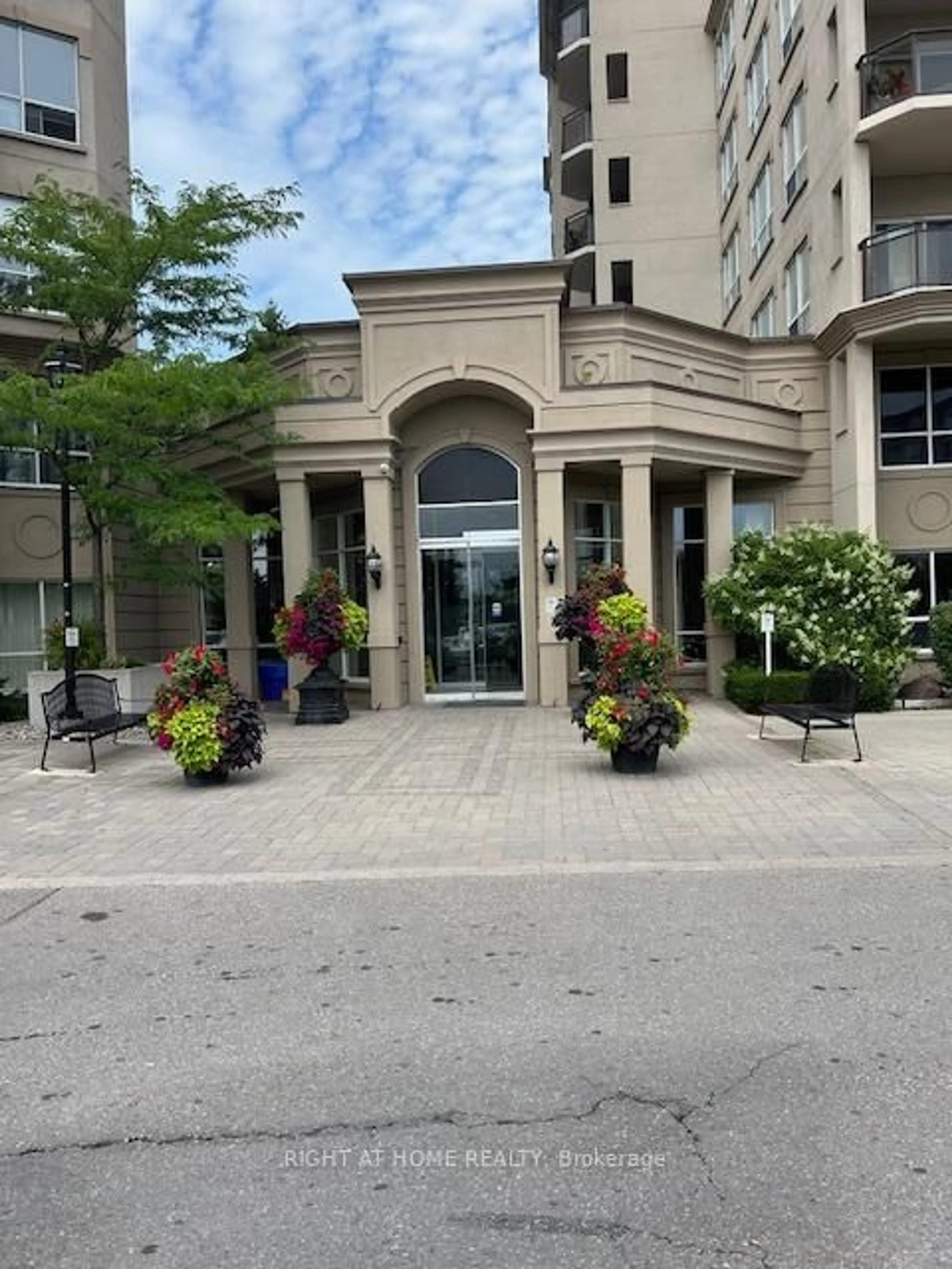 Indoor foyer for 2 Maison Parc Crt #403, Vaughan Ontario L4J 9K4