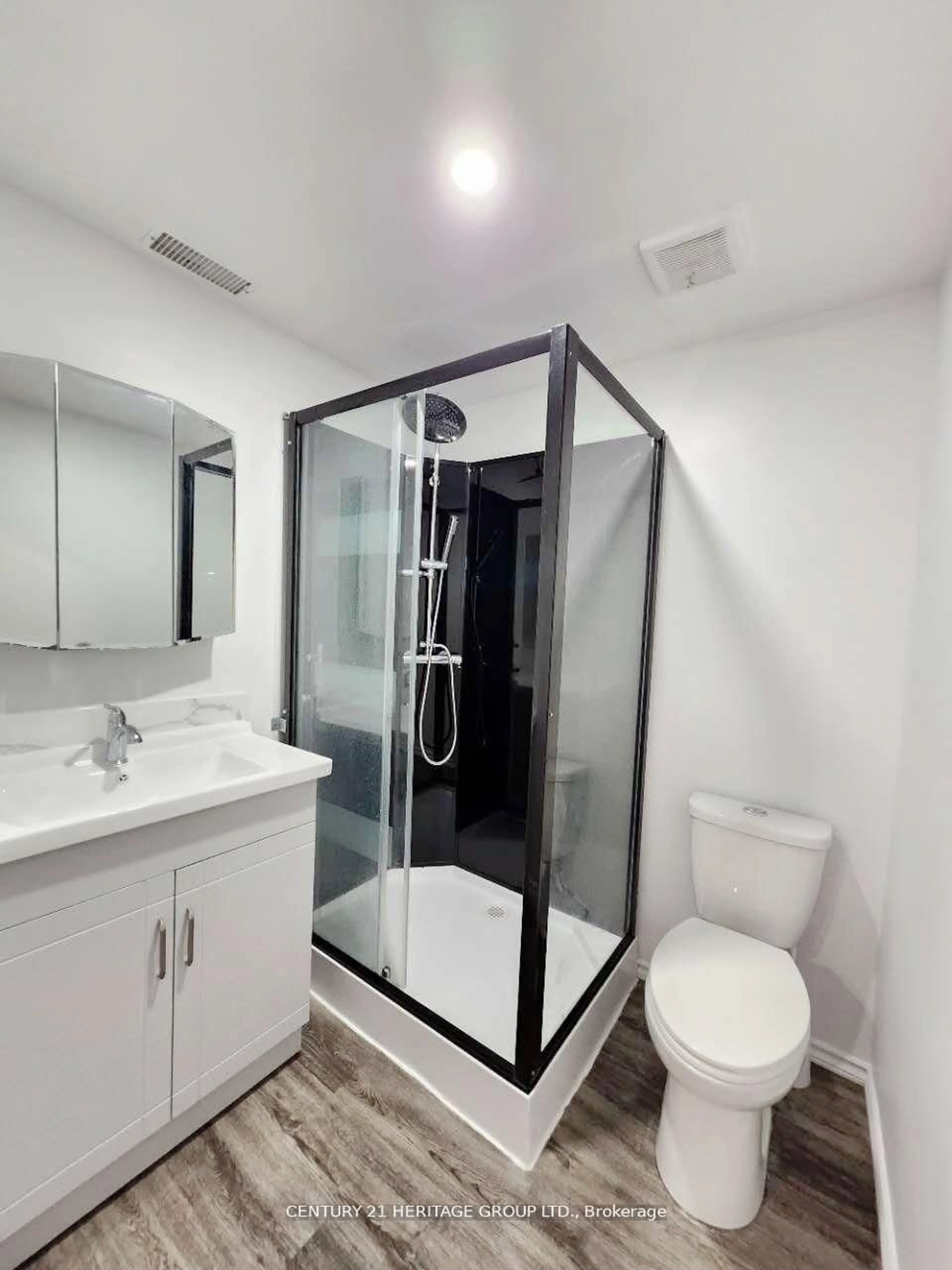 Standard bathroom, ceramic/tile floor for 493 Lake Dr, Georgina Ontario L4P 1R5