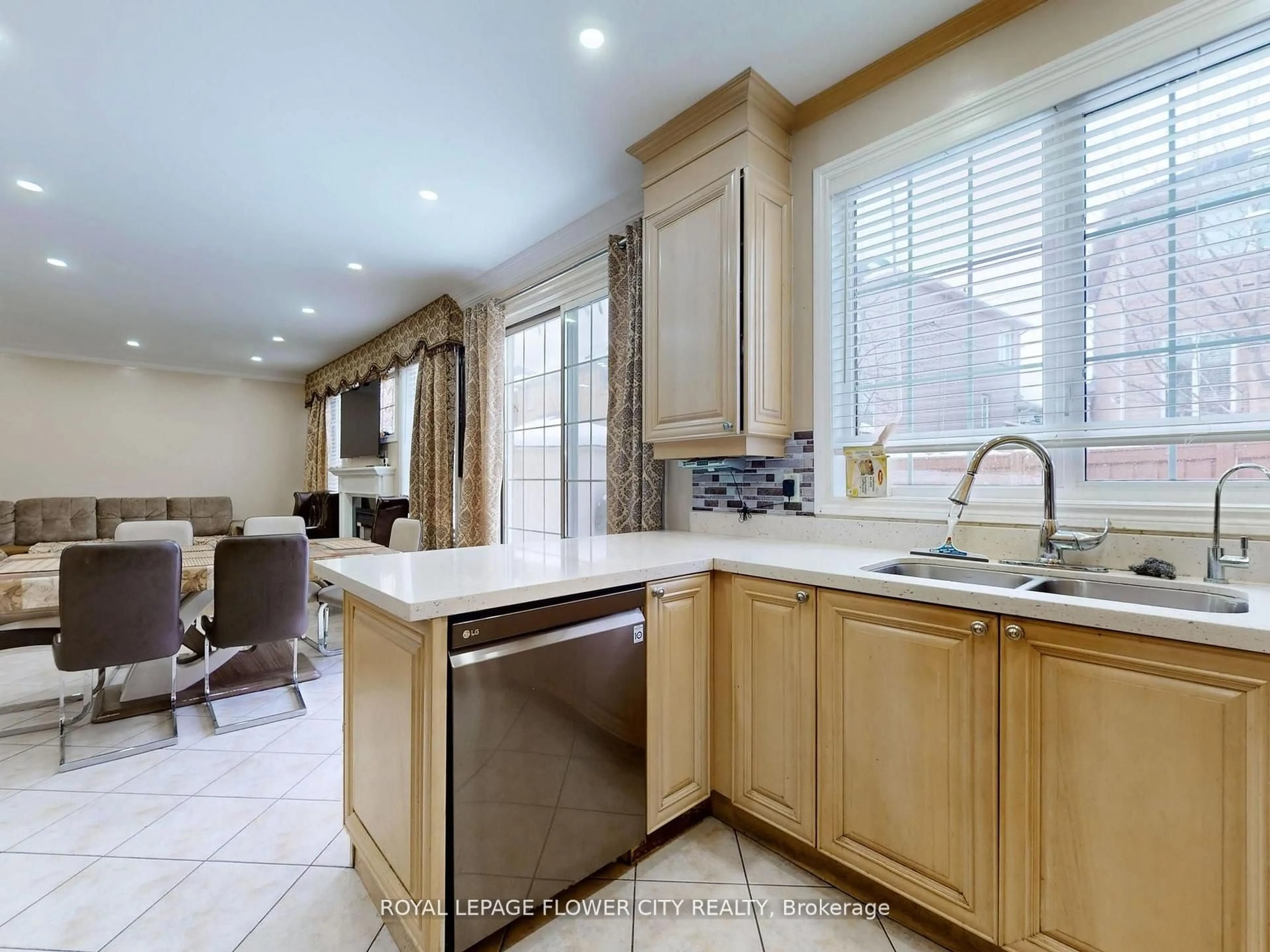 Open concept kitchen, ceramic/tile floor for 160 America Ave, Vaughan Ontario L6Z 3E8