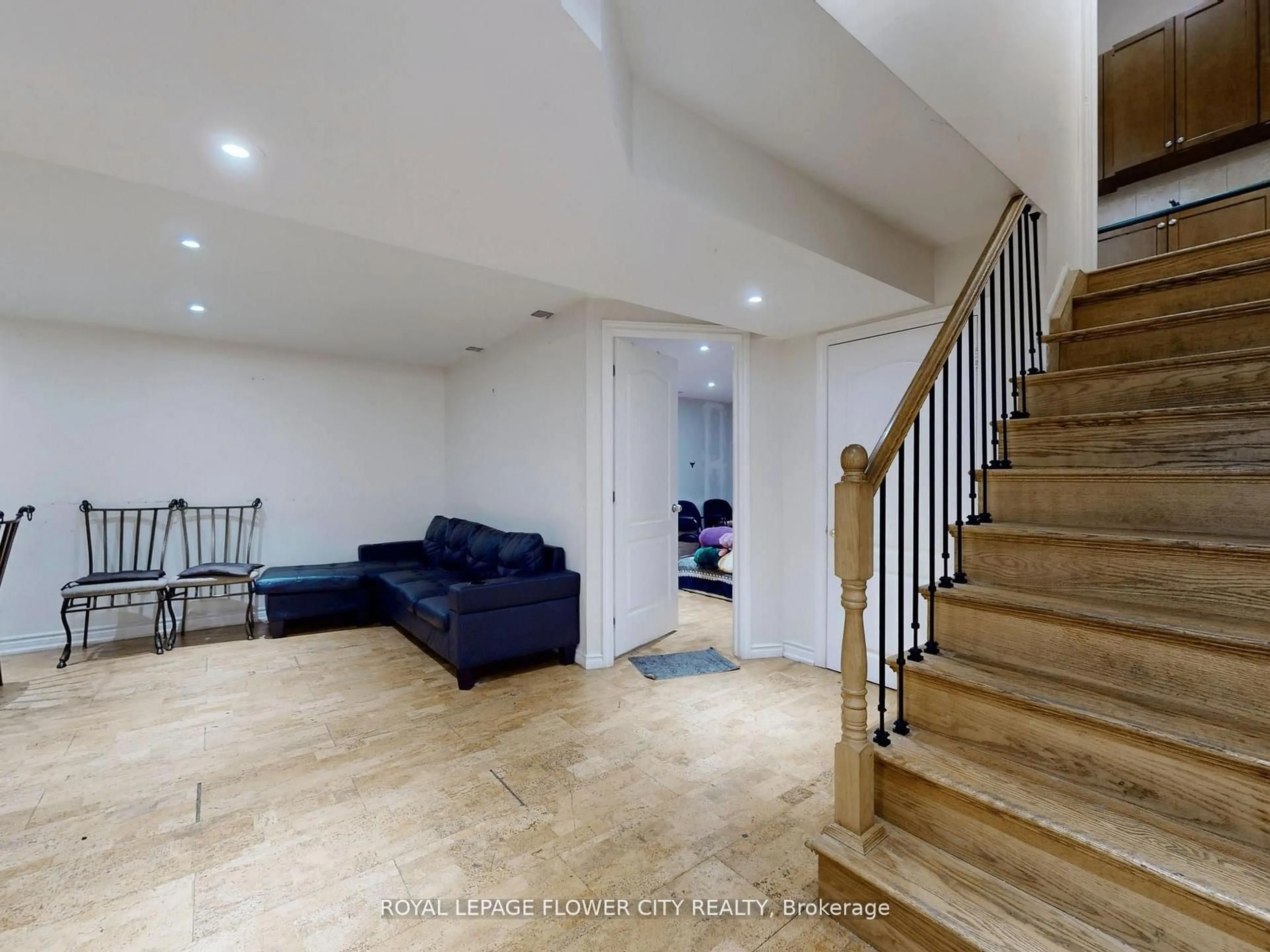 Indoor foyer for 160 America Ave, Vaughan Ontario L6Z 3E8