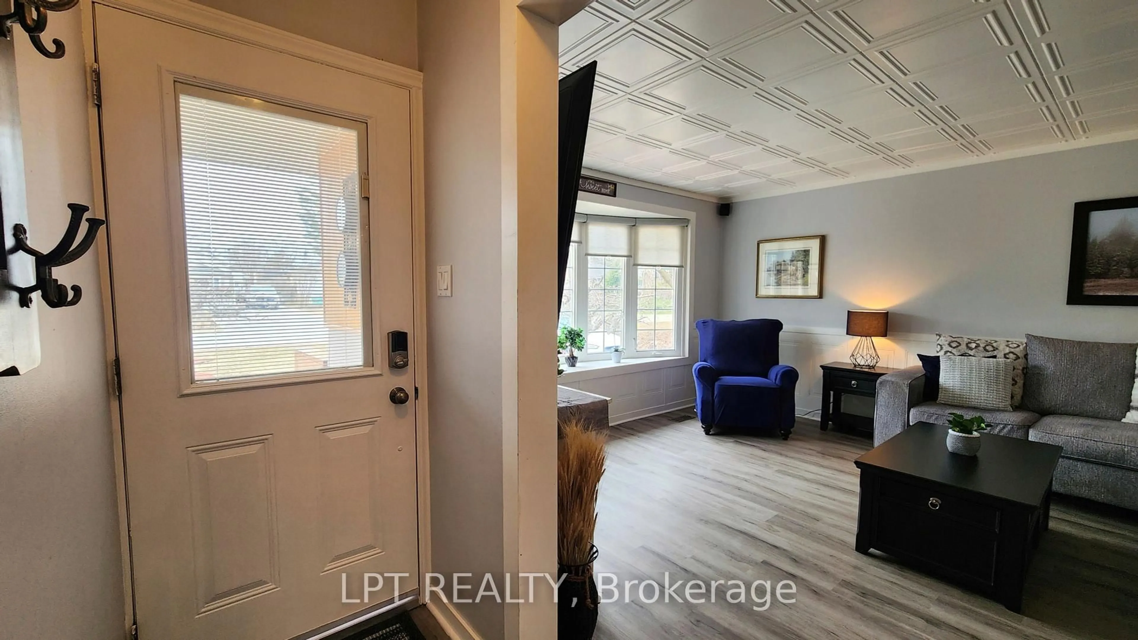 Indoor entryway for 2049 Northern Ave, Innisfil Ontario L9S 1Z4
