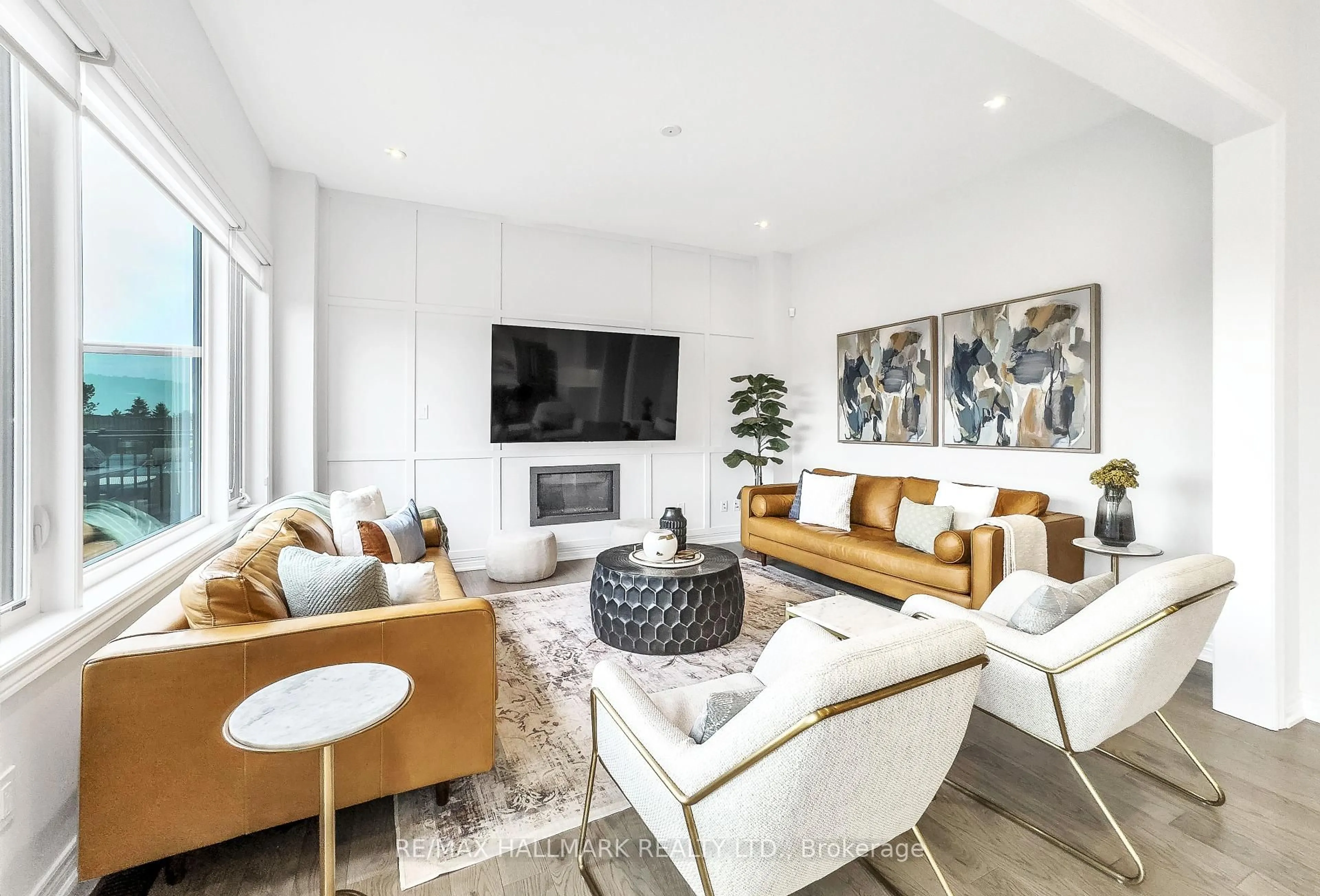 Living room with furniture, unknown for 84 Pine Hill Cres, Aurora Ontario L4G 3X9
