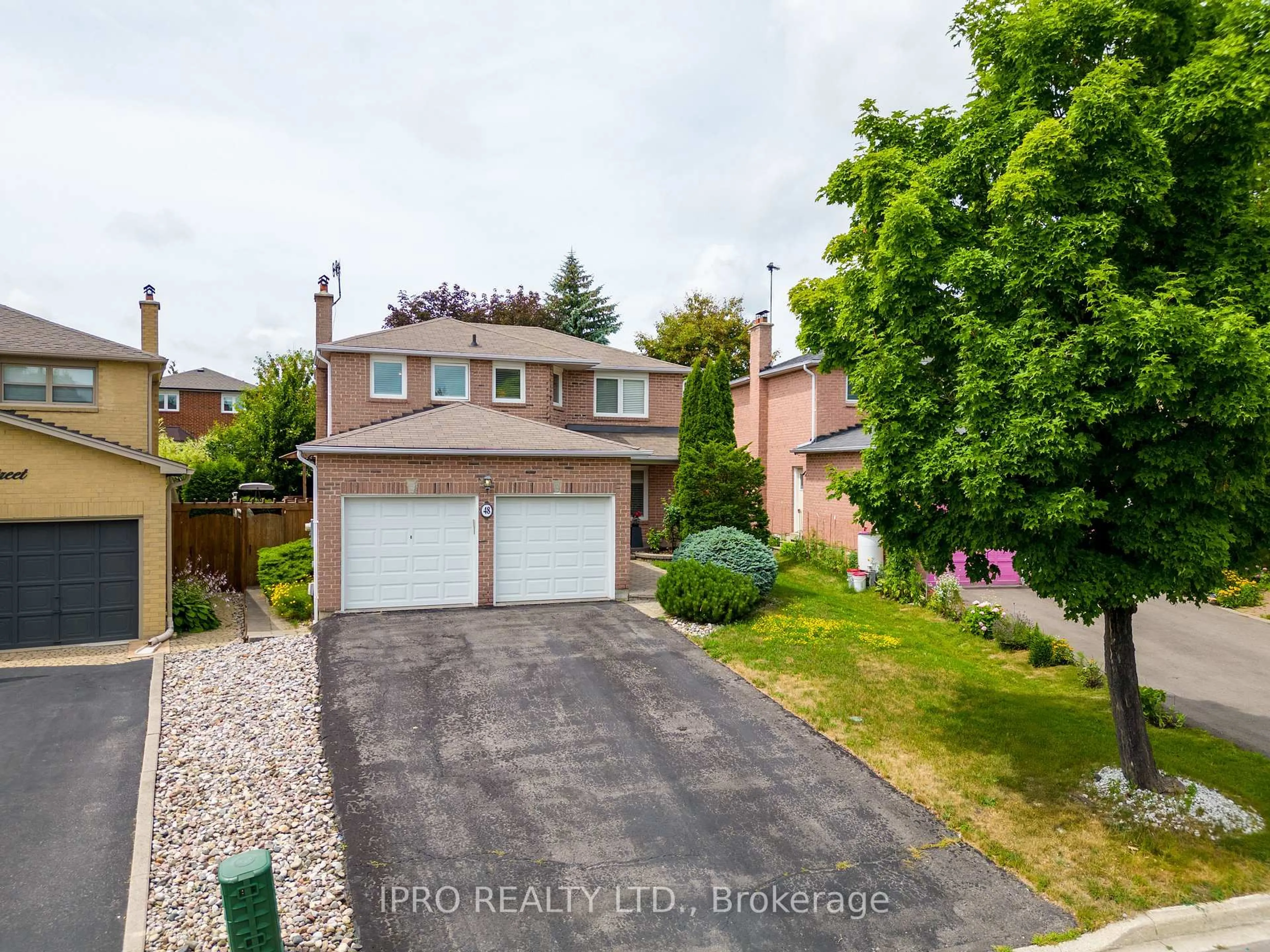A pic from outside/outdoor area/front of a property/back of a property/a pic from drone, street for 48 Marsh St, Richmond Hill Ontario L4C 7R6