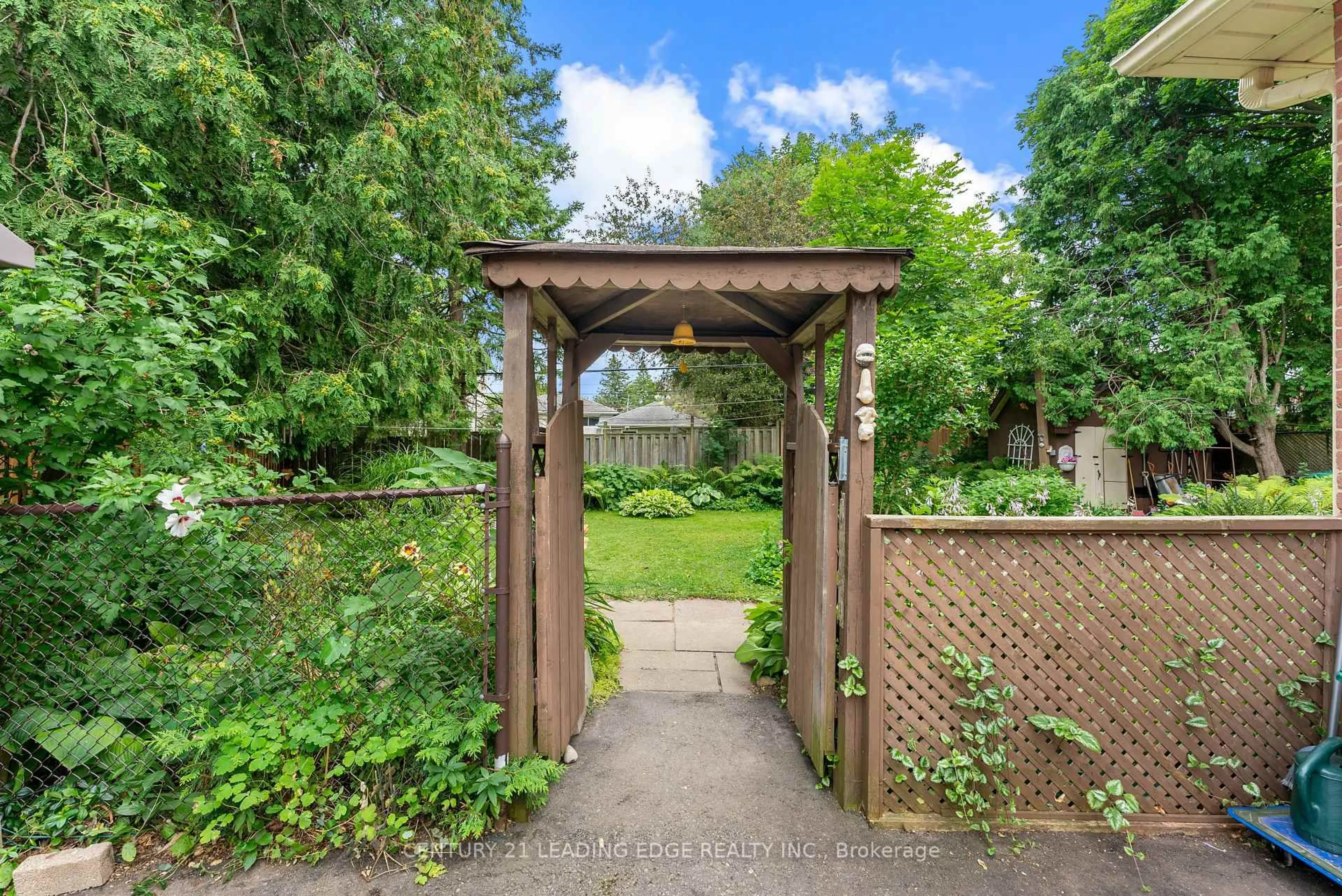 Patio, street for 46 Johnson Rd, Aurora Ontario L4G 2A2
