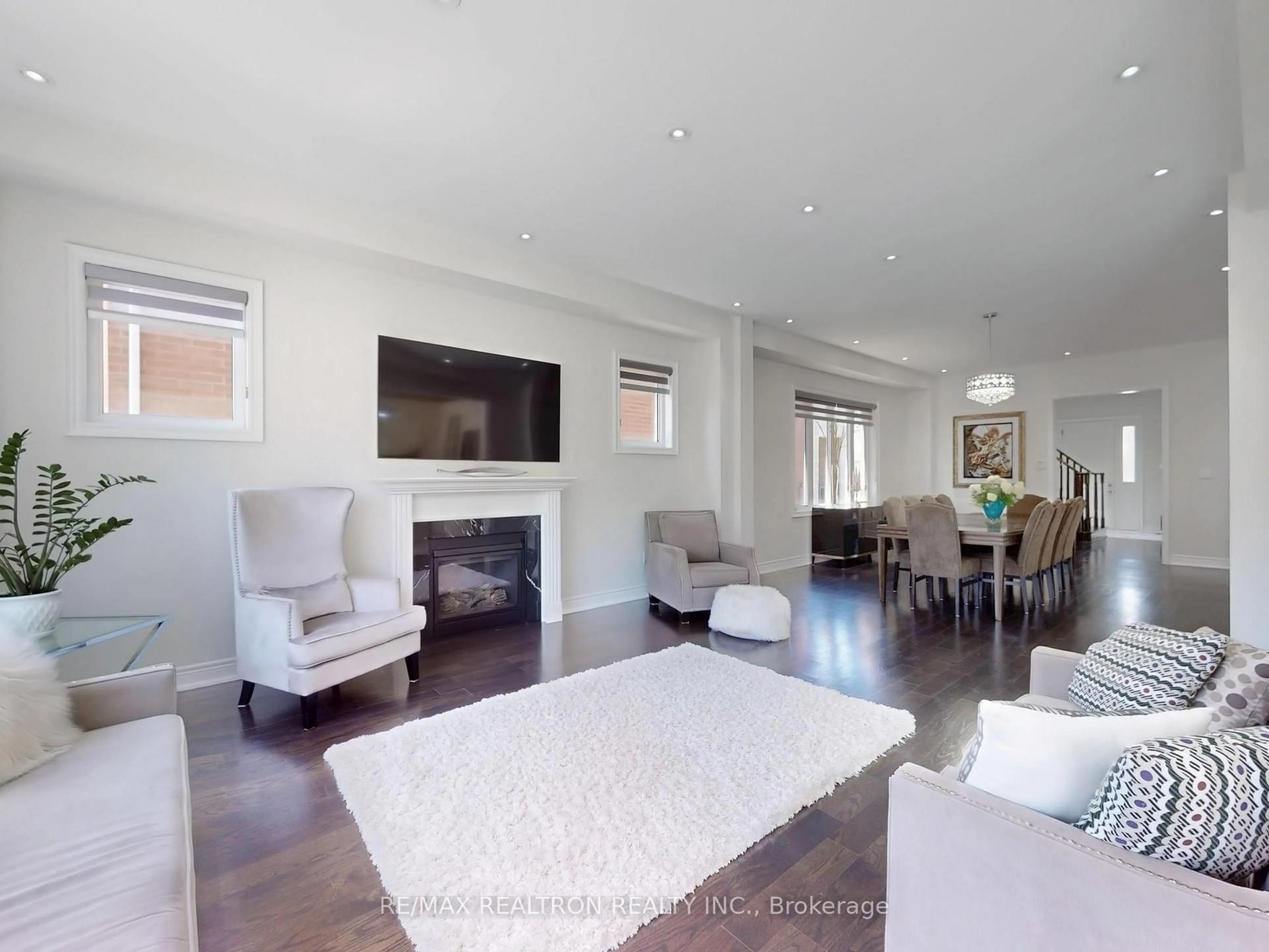 Living room with furniture, unknown for 39 Aelick Crt, Bradford West Gwillimbury Ontario L3Z 0S9
