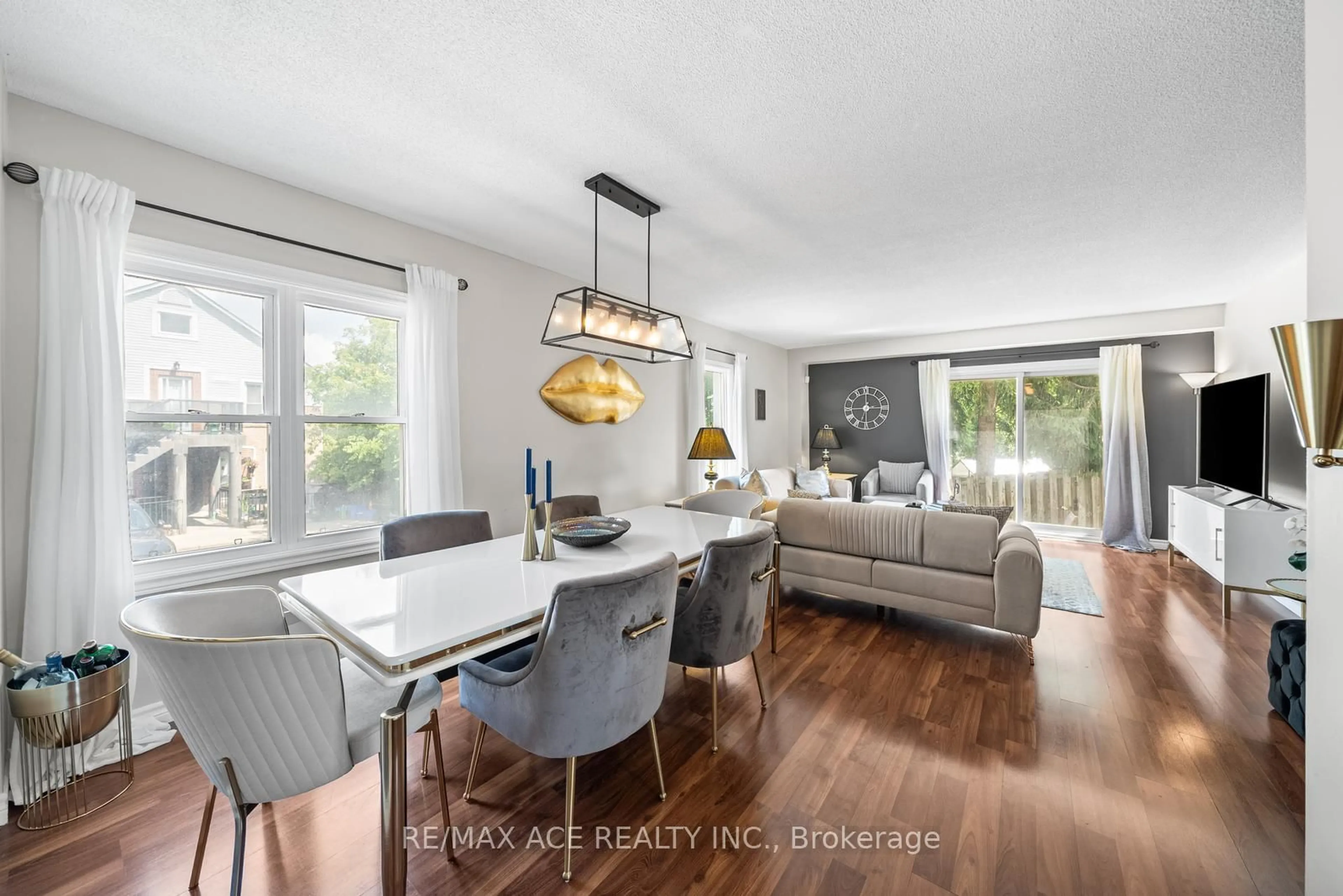 Open concept kitchen, wood/laminate floor for 115 Main St #34, Newmarket Ontario L3Y 8J3