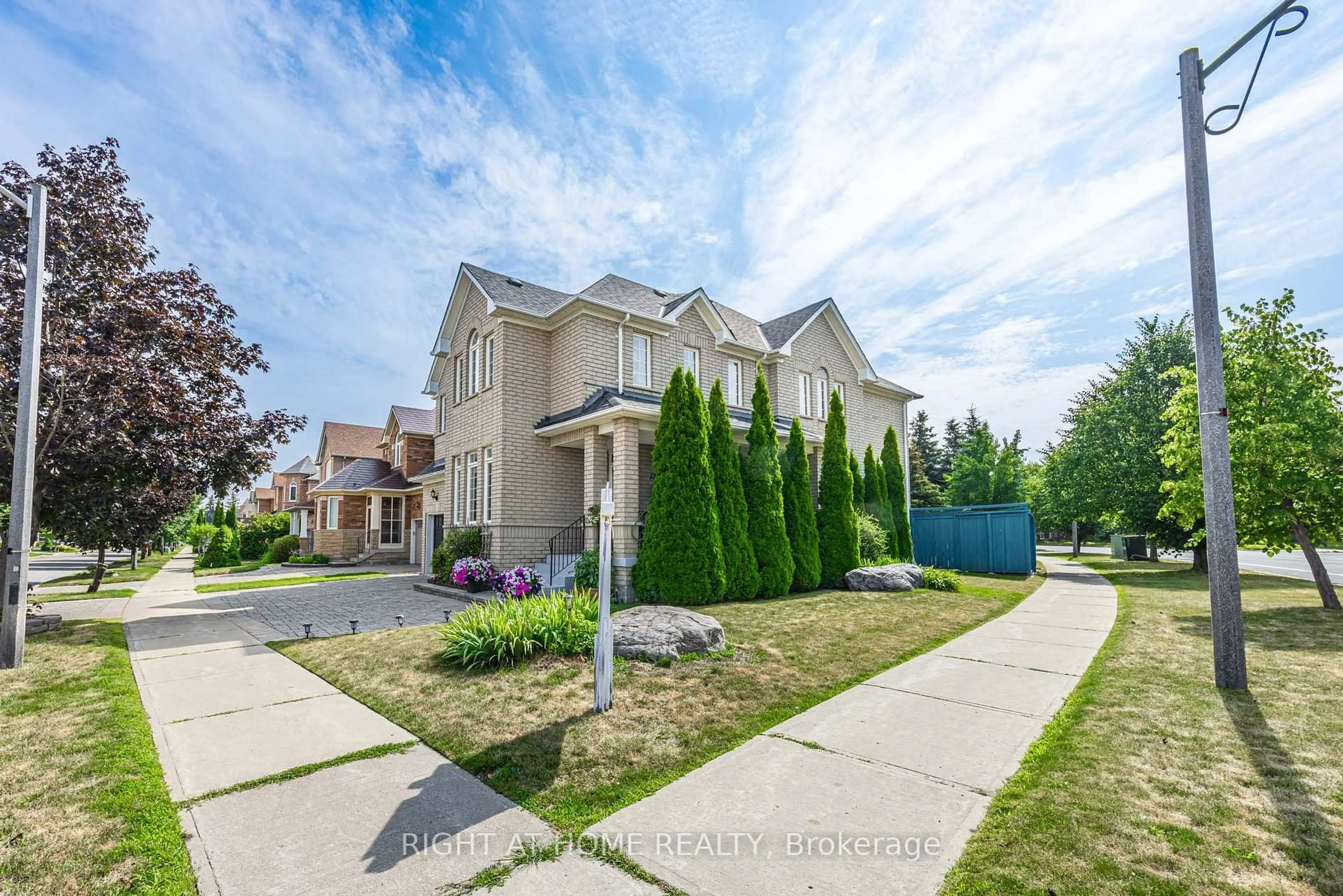 A pic from outside/outdoor area/front of a property/back of a property/a pic from drone, street for 122 Annina Cres, Markham Ontario L3R 4S5