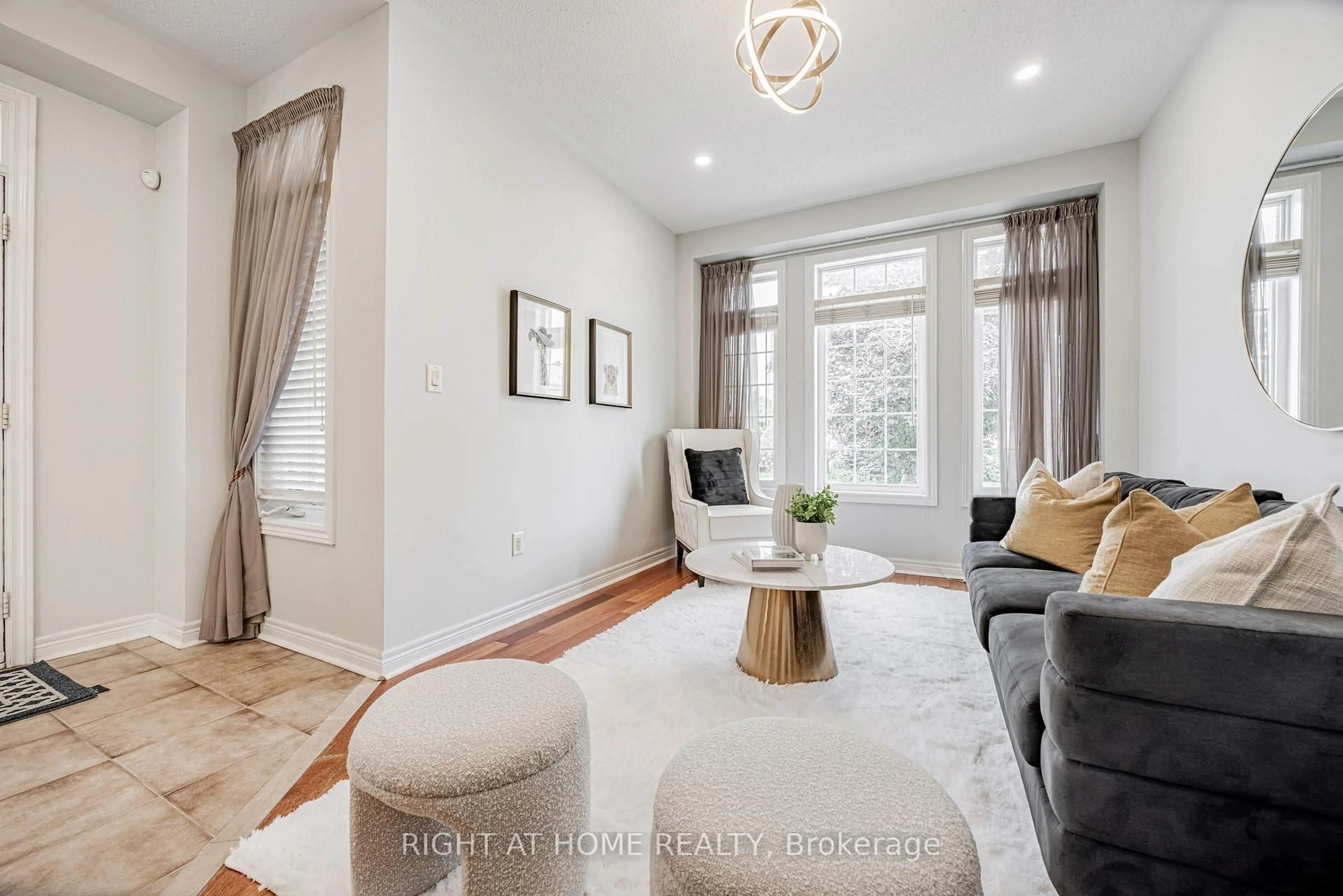 Living room with furniture, wood/laminate floor for 122 Annina Cres, Markham Ontario L3R 4S5