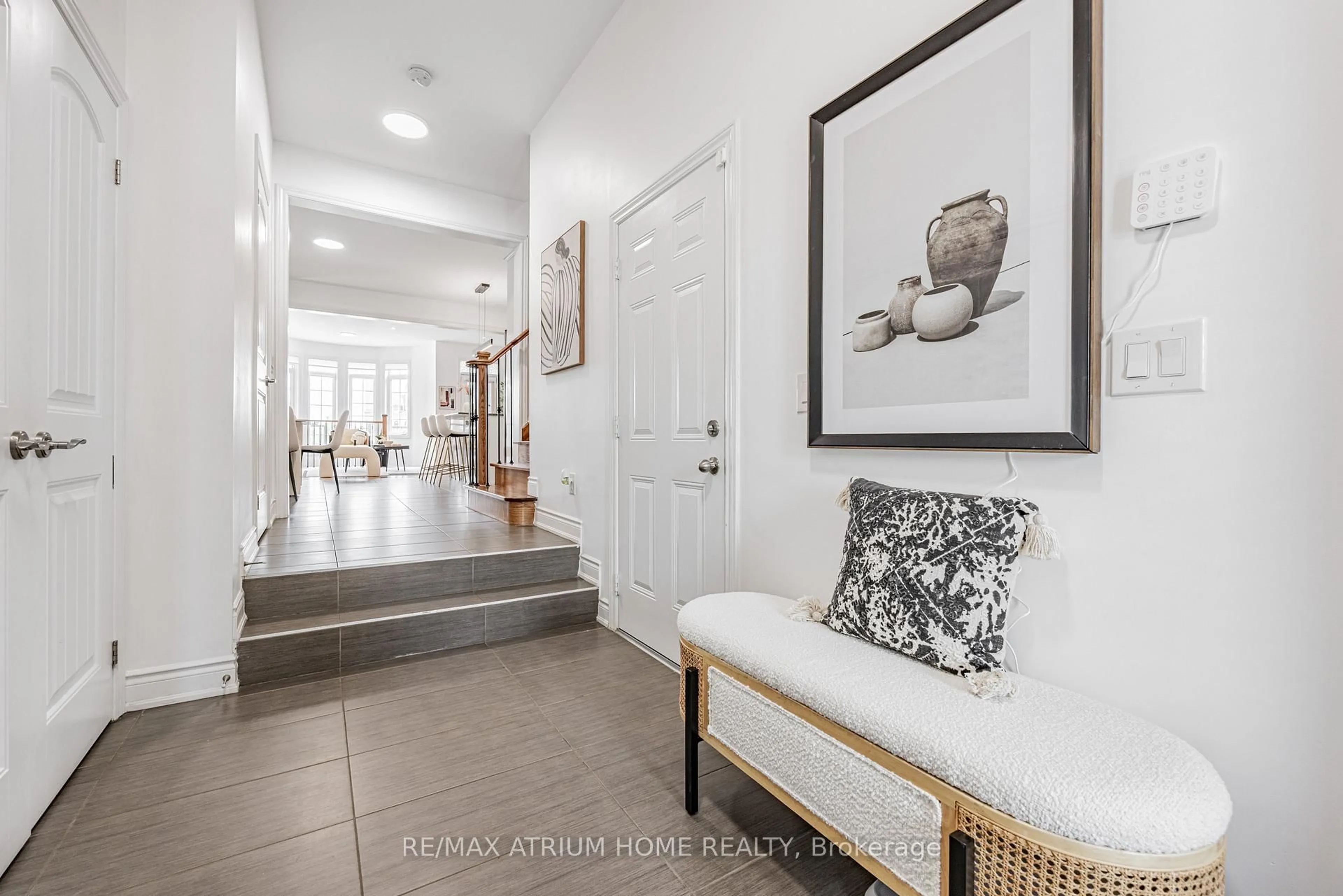 Indoor entryway for 93 Lacewood Dr, Richmond Hill Ontario L4S 0E6