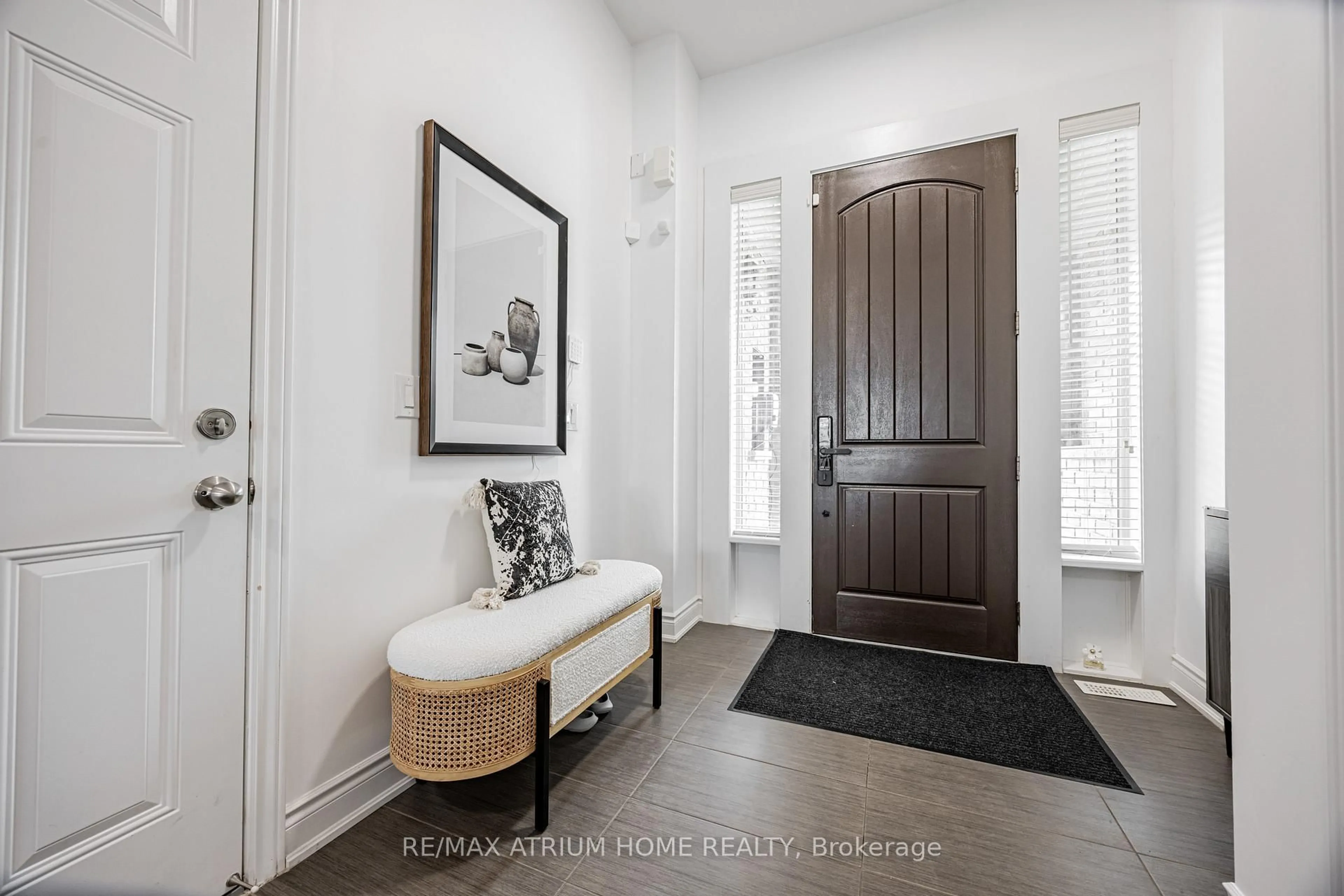 Indoor entryway for 93 Lacewood Dr, Richmond Hill Ontario L4S 0E6