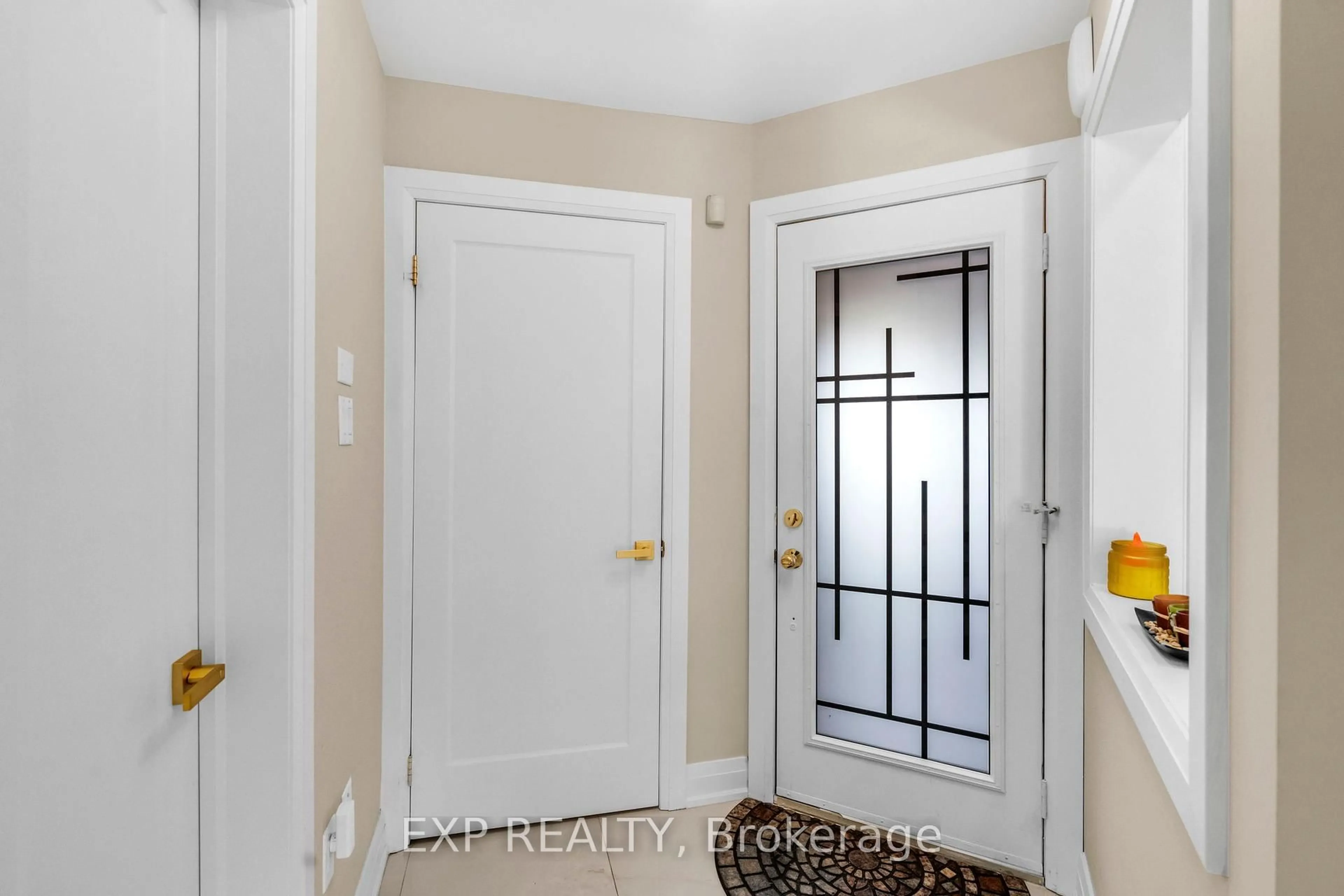 Indoor entryway for 66 Whitefaulds Rd, Vaughan Ontario L6A 2K4