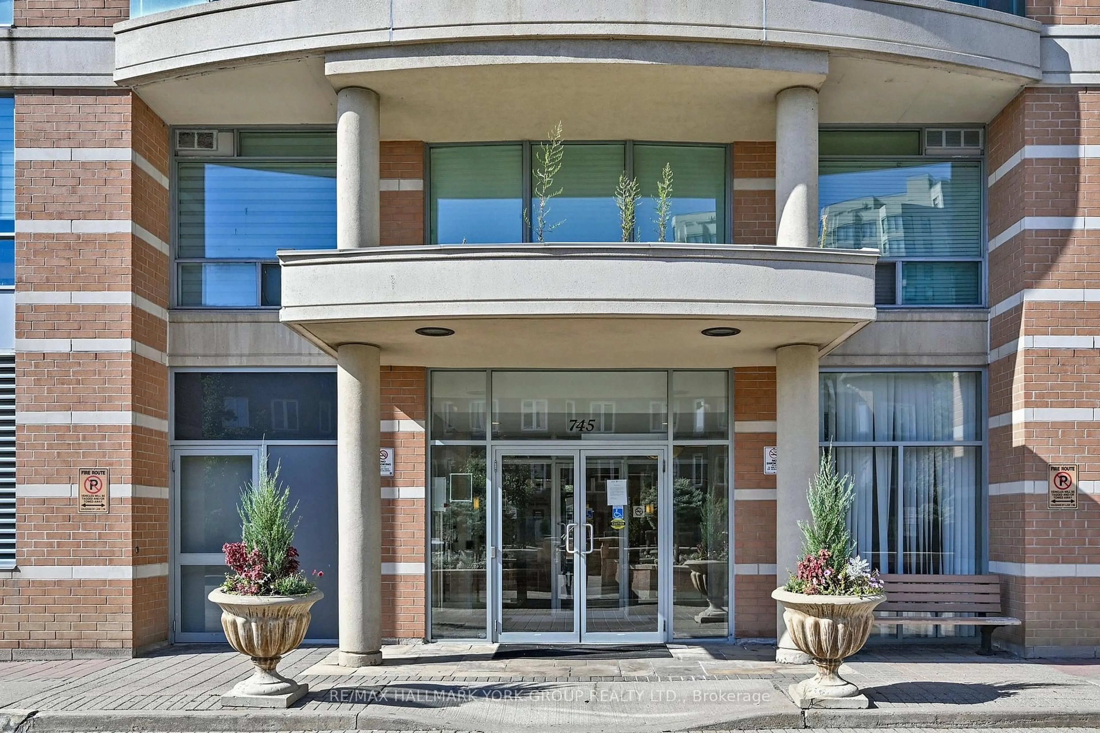 Indoor foyer for 745 New Westminster Dr #912, Vaughan Ontario L4J 8J9