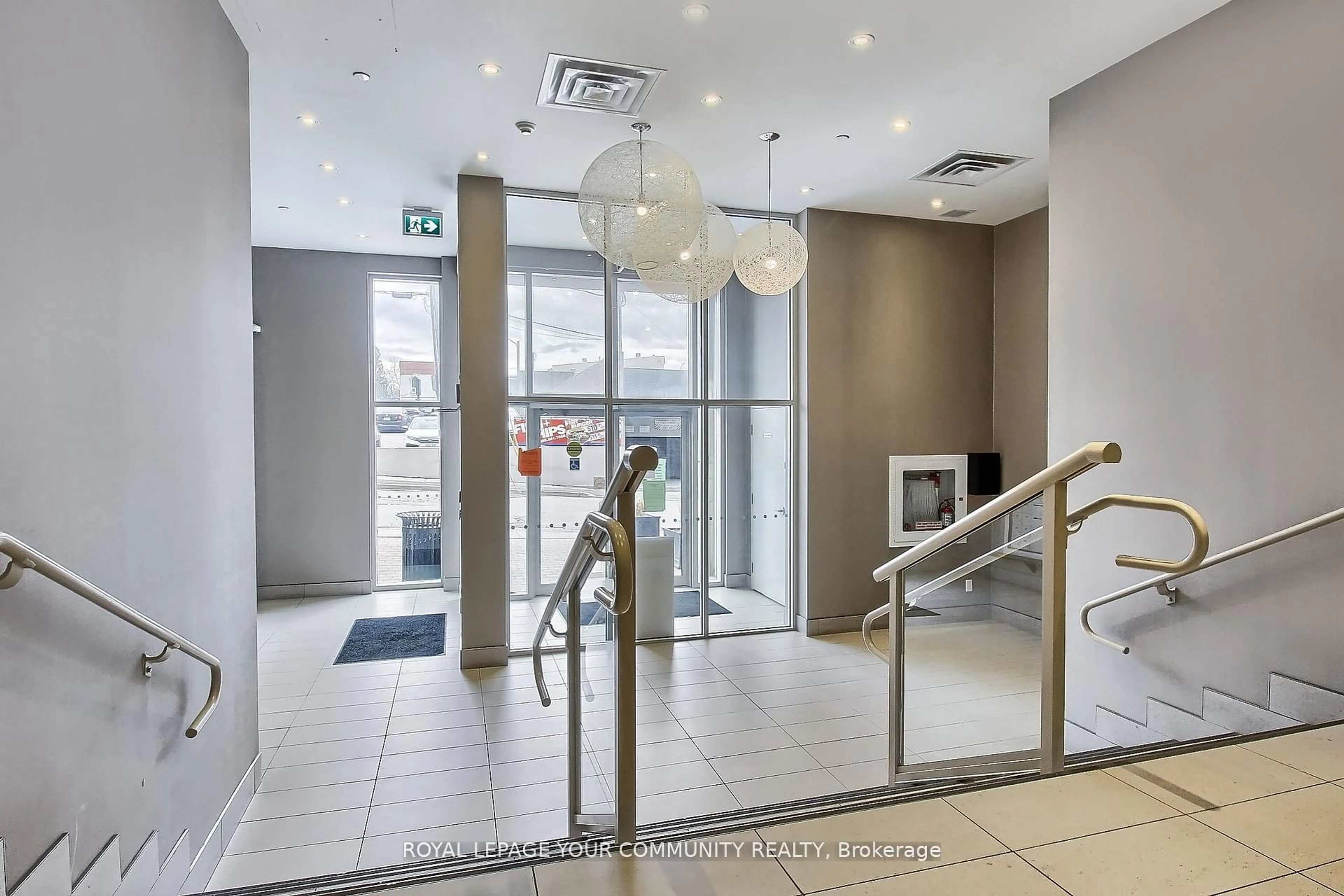 Indoor foyer for 15277 Yonge St #702B, Aurora Ontario L4G 1Y3