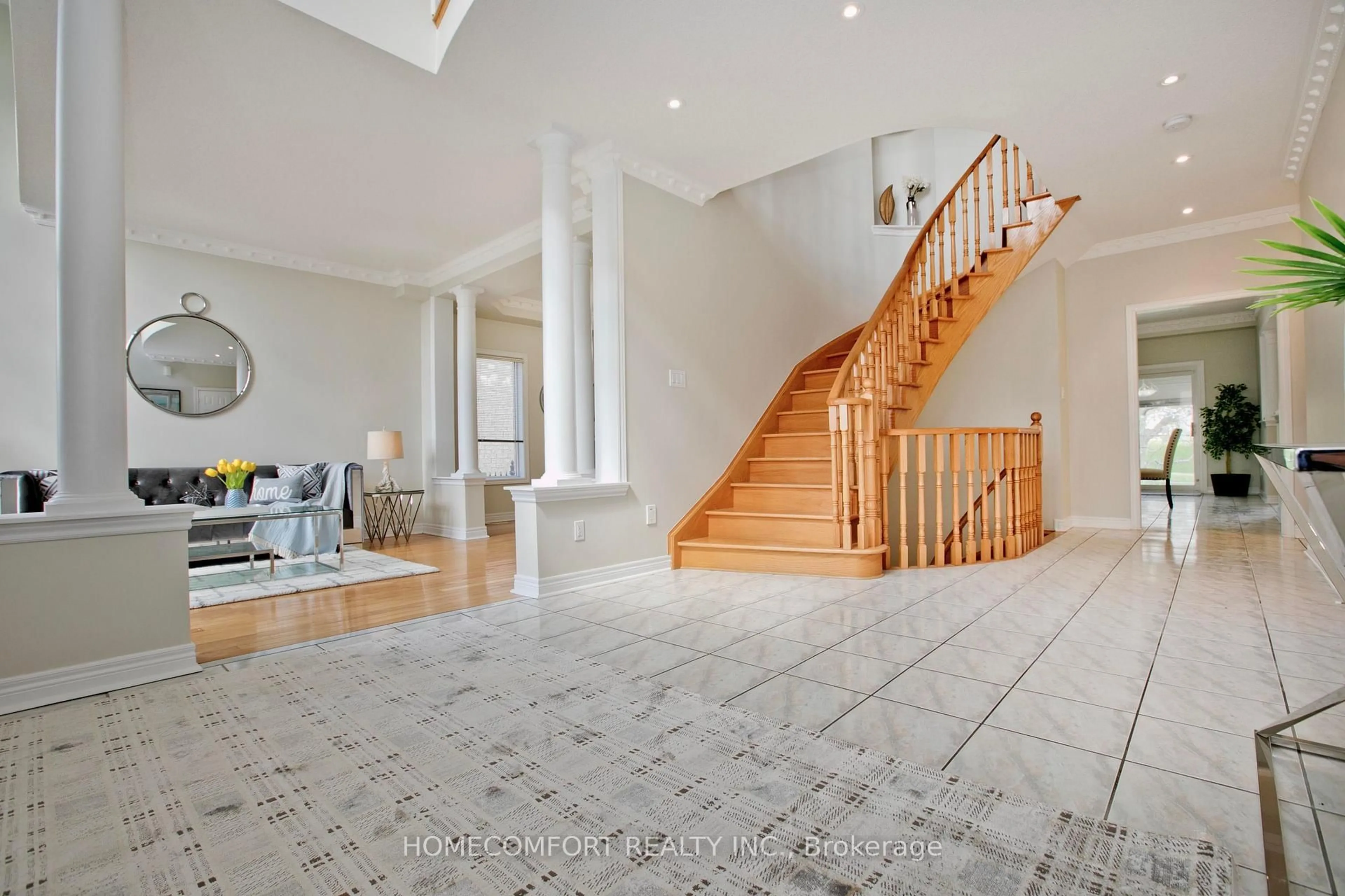 Indoor foyer for 182 Siderno Cres, Vaughan Ontario L4L 9M5