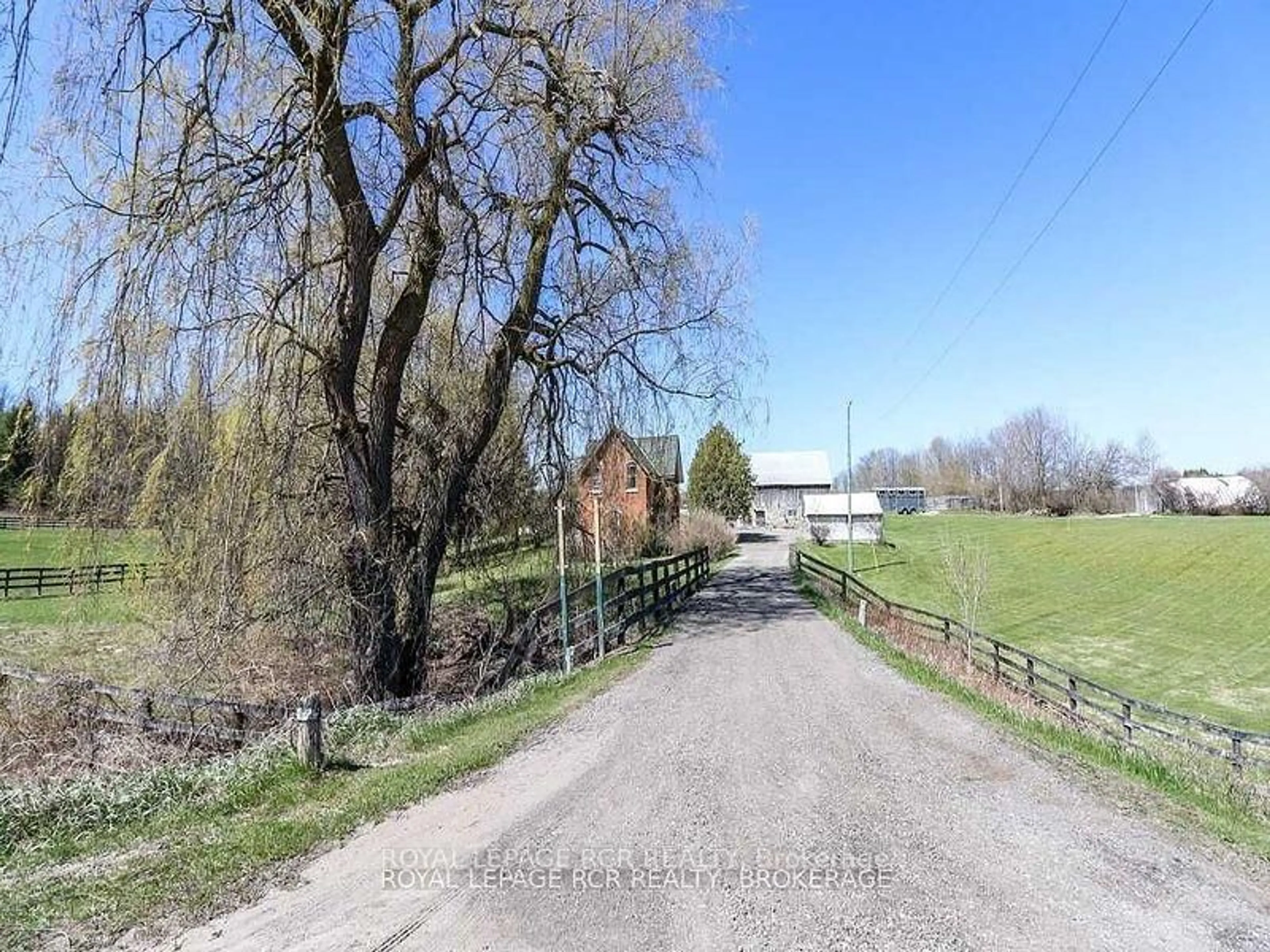 A pic from outside/outdoor area/front of a property/back of a property/a pic from drone, street for 1148 10th Sdrd, New Tecumseth Ontario L0G 1W0