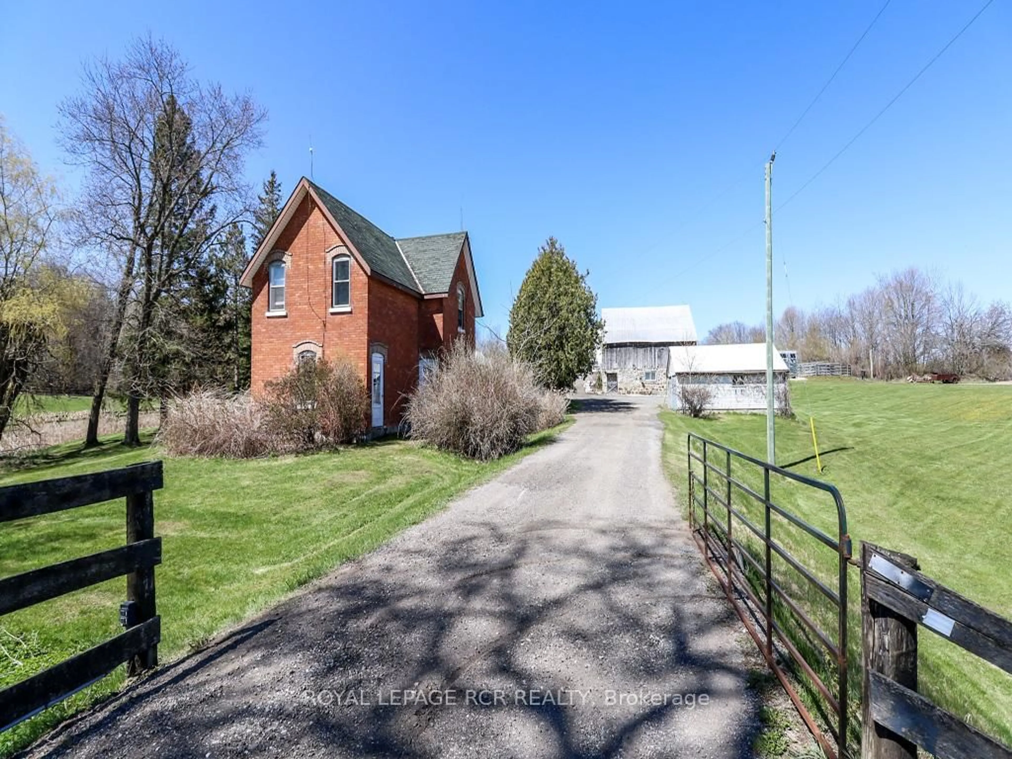 A pic from outside/outdoor area/front of a property/back of a property/a pic from drone, street for 1148 10th Sdrd, New Tecumseth Ontario L0G 1W0