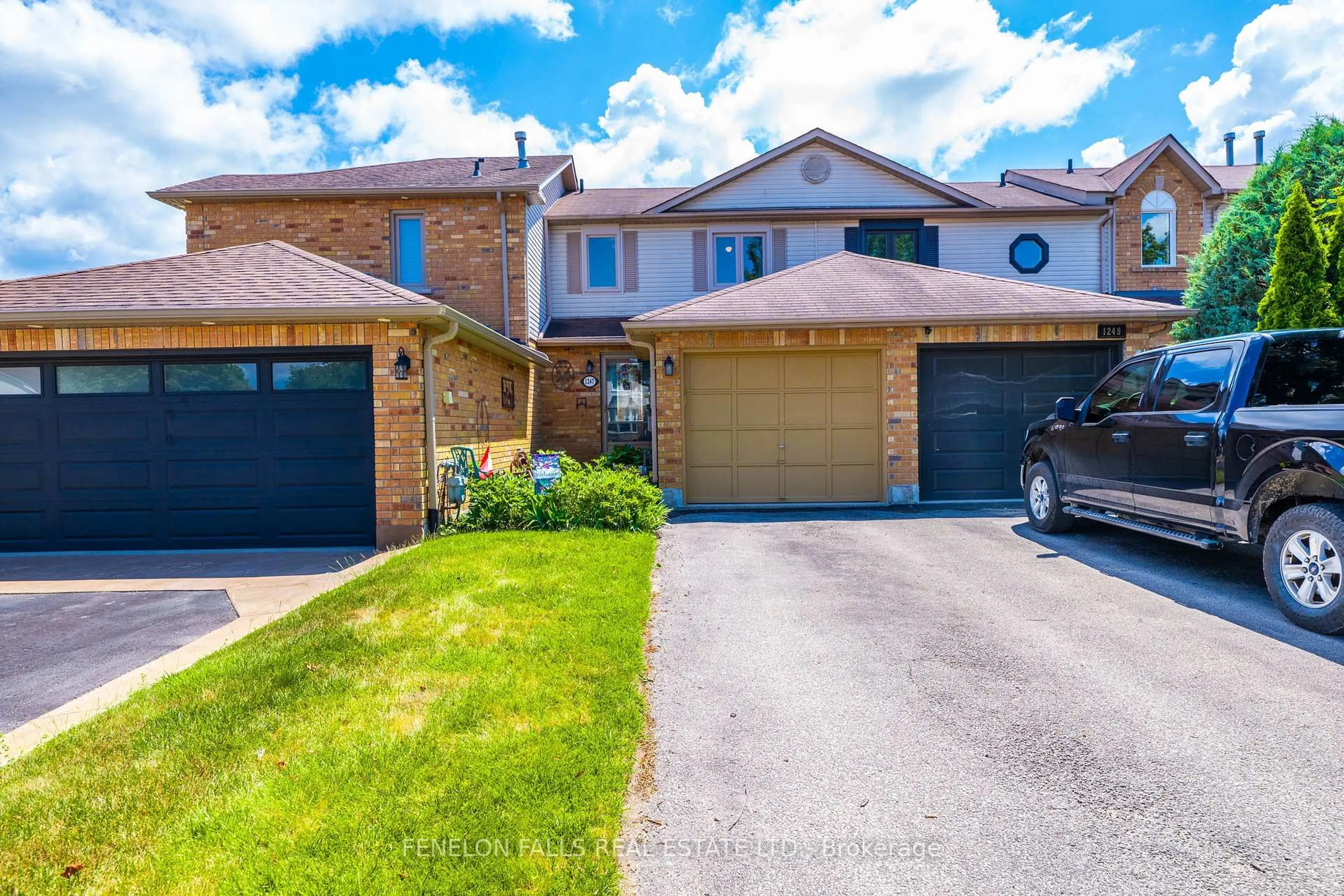 A pic from outside/outdoor area/front of a property/back of a property/a pic from drone, street for 1247 Huron Crt, Innisfil Ontario L9S 1X5