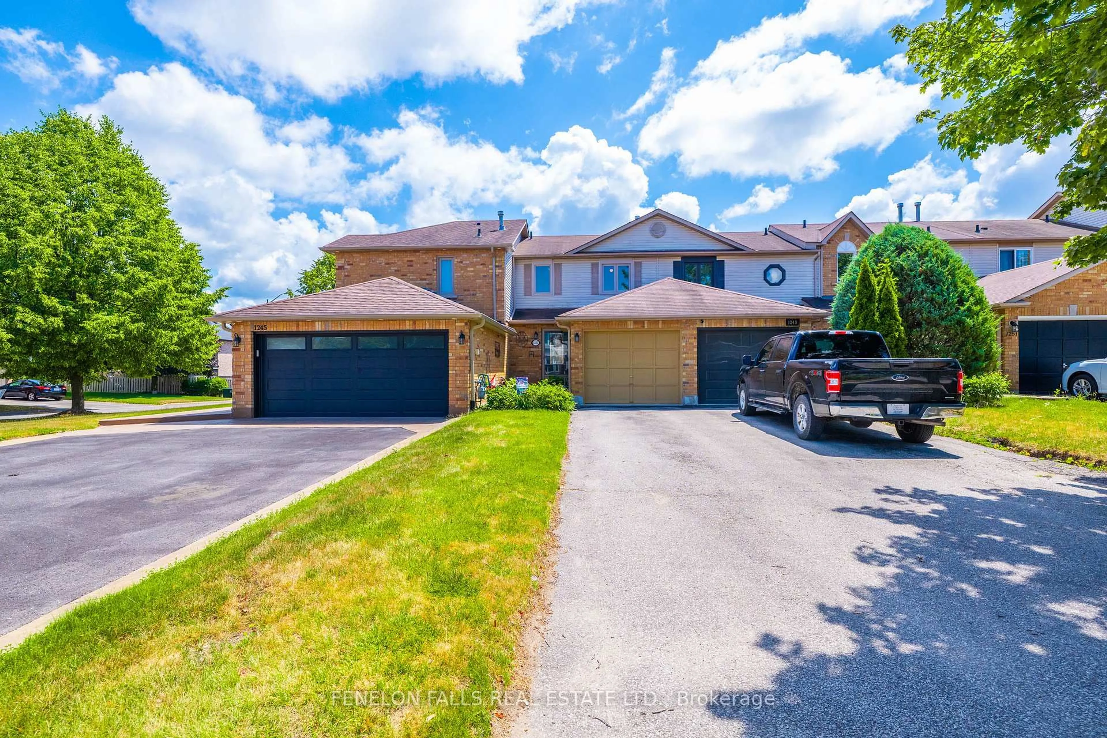 A pic from outside/outdoor area/front of a property/back of a property/a pic from drone, street for 1247 Huron Crt, Innisfil Ontario L9S 1X5