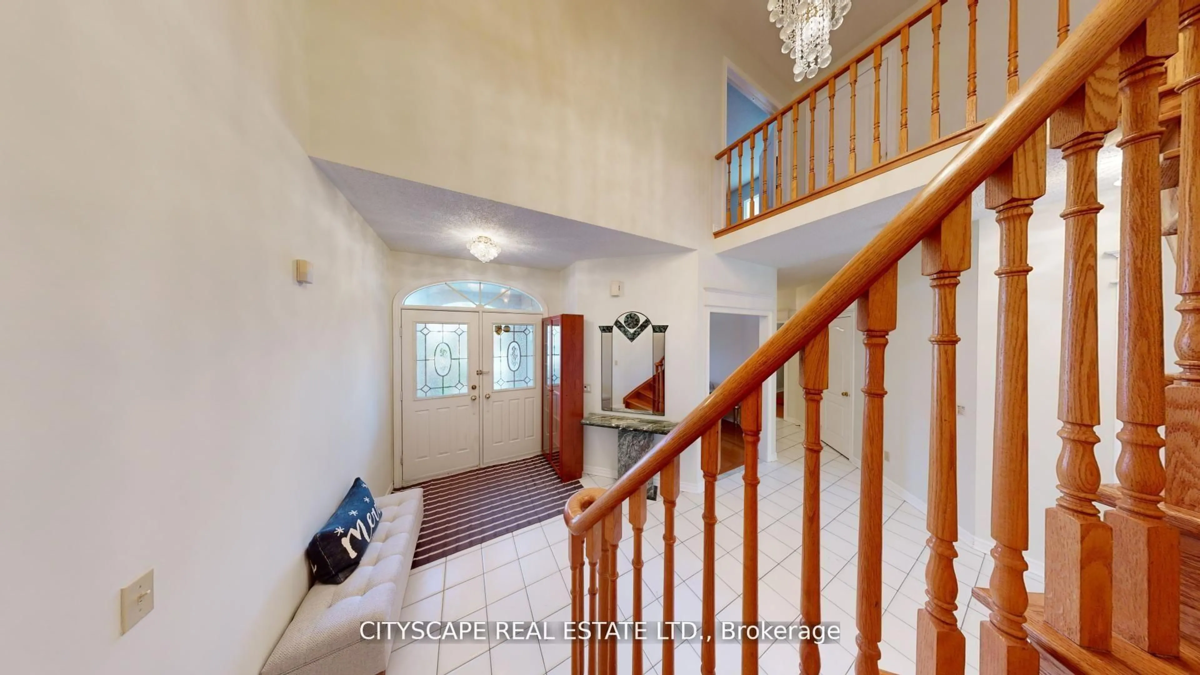 Indoor foyer for 50 Oakhurst Dr, Vaughan Ontario L4J 7V3