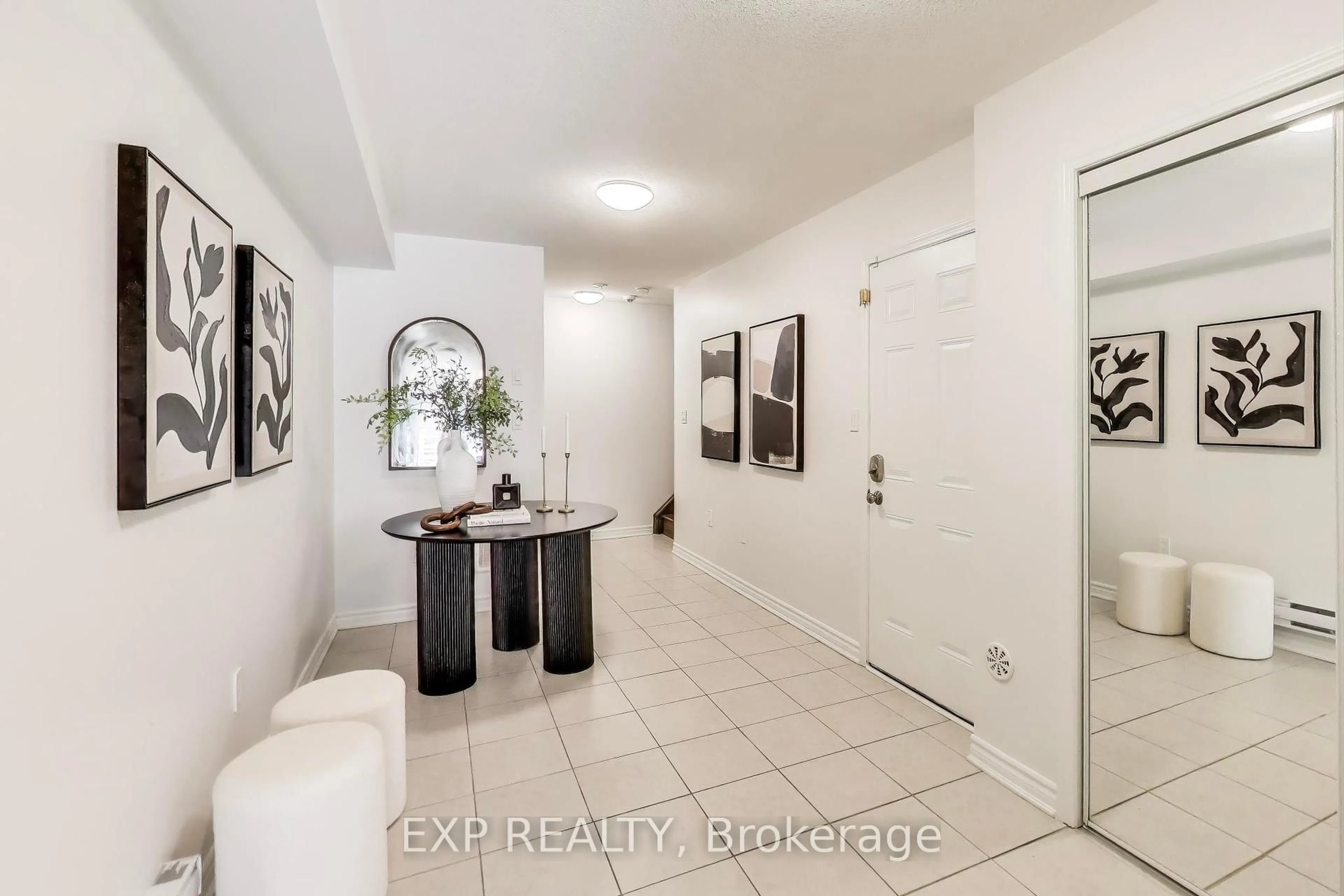 Indoor entryway for 22 Minlow Way, Aurora Ontario L4G 0Y2