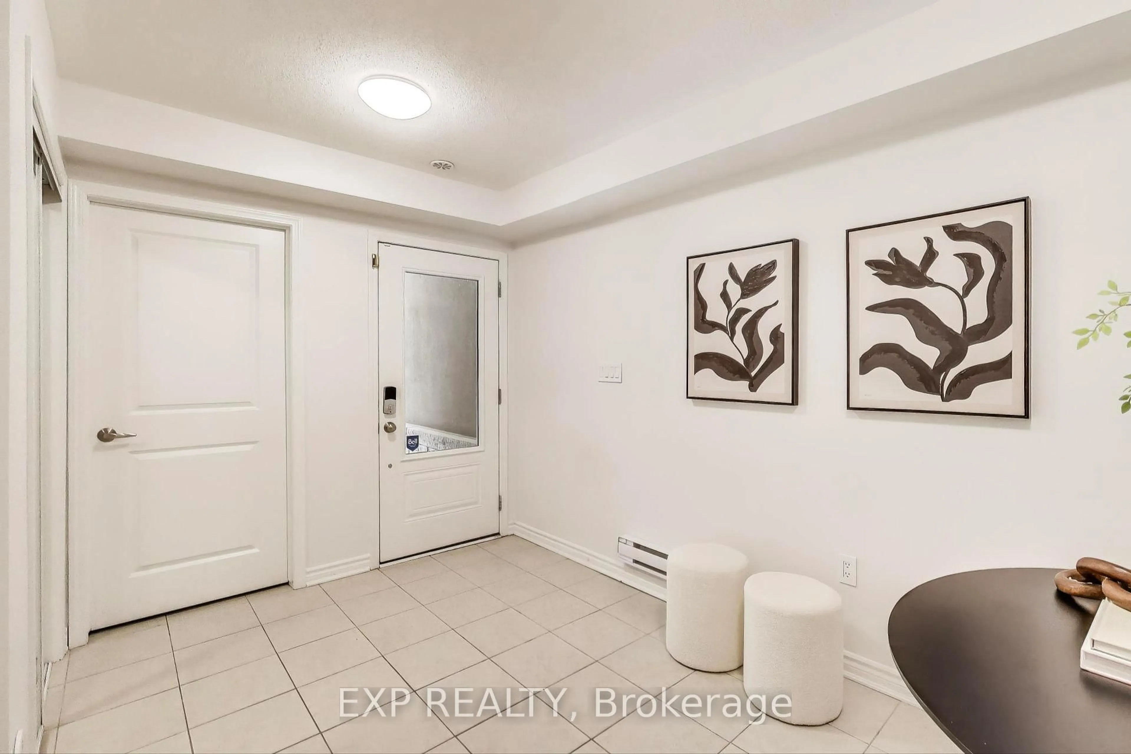 Indoor entryway for 22 Minlow Way, Aurora Ontario L4G 0Y2