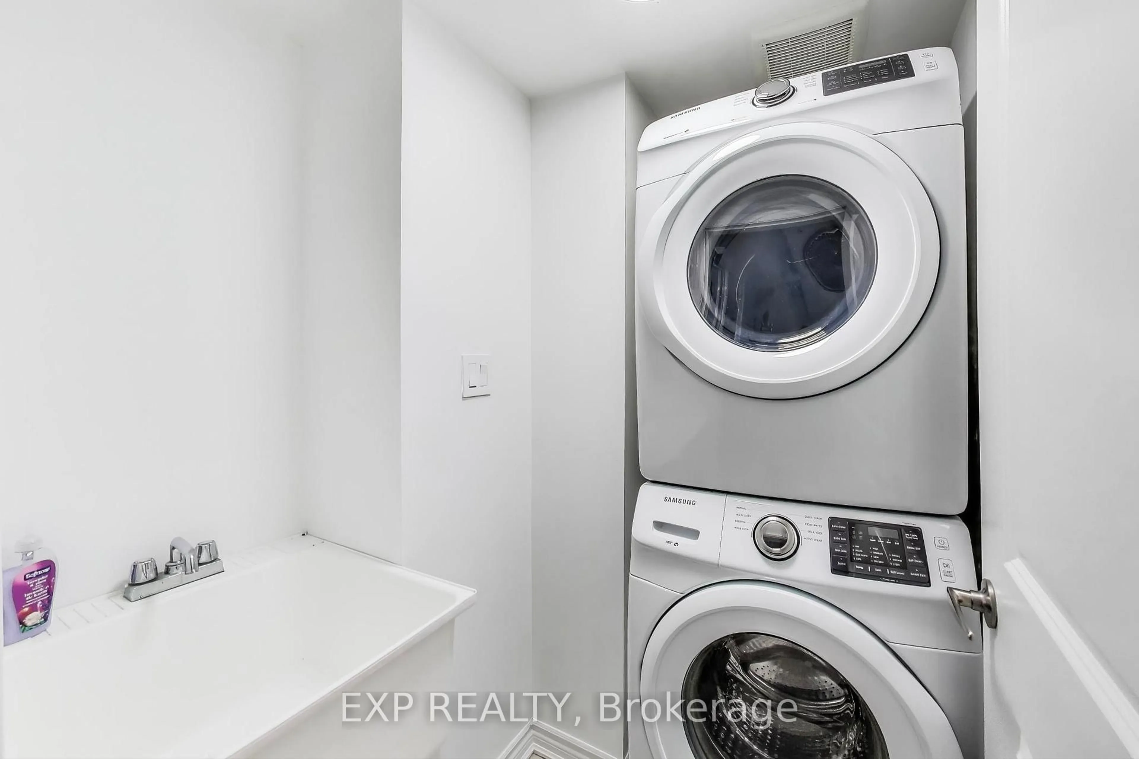 Laundry room for 22 Minlow Way, Aurora Ontario L4G 0Y2