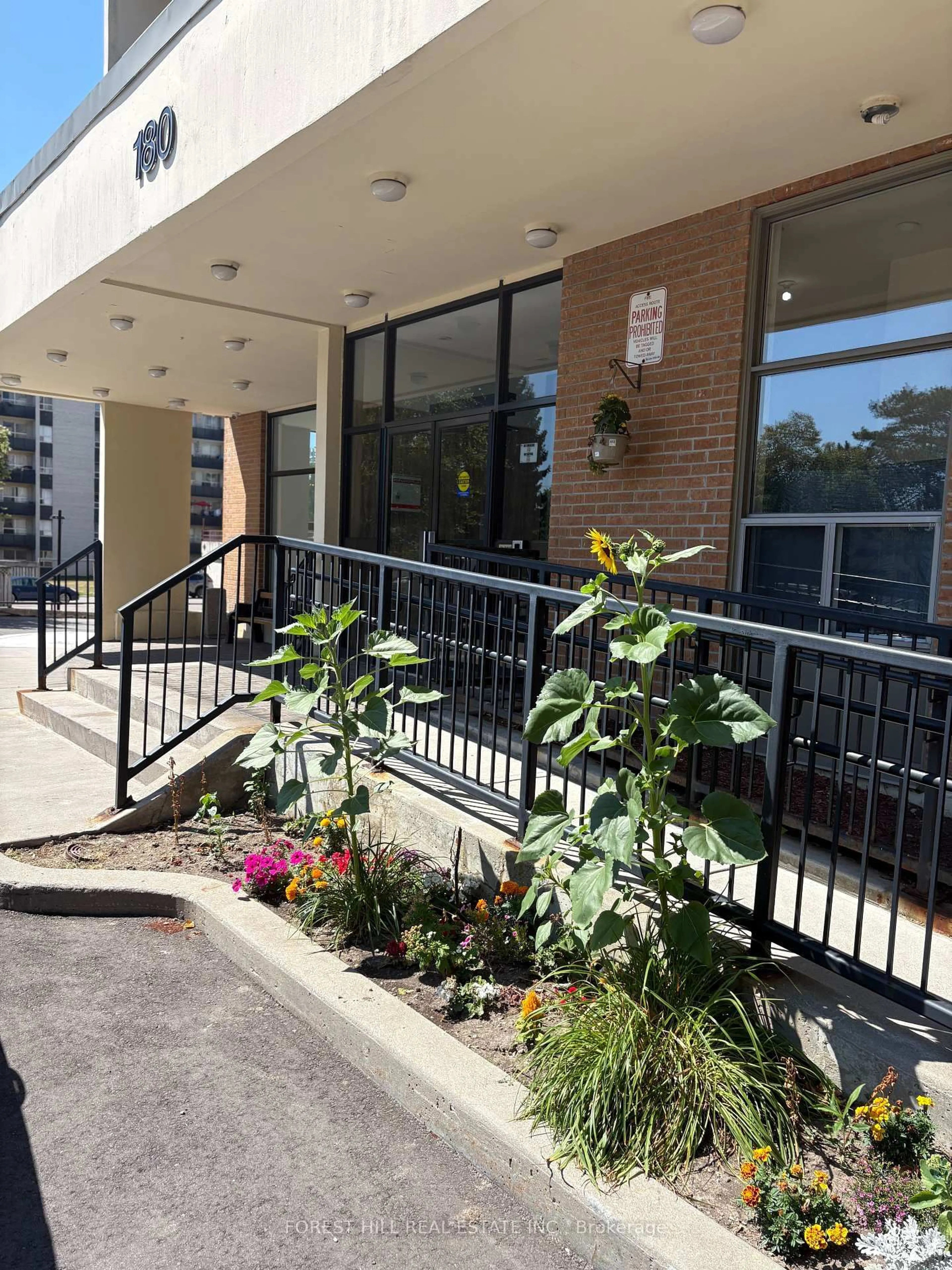 Patio, street for 180 Dudley Ave #106, Markham Ontario L3T 4X2