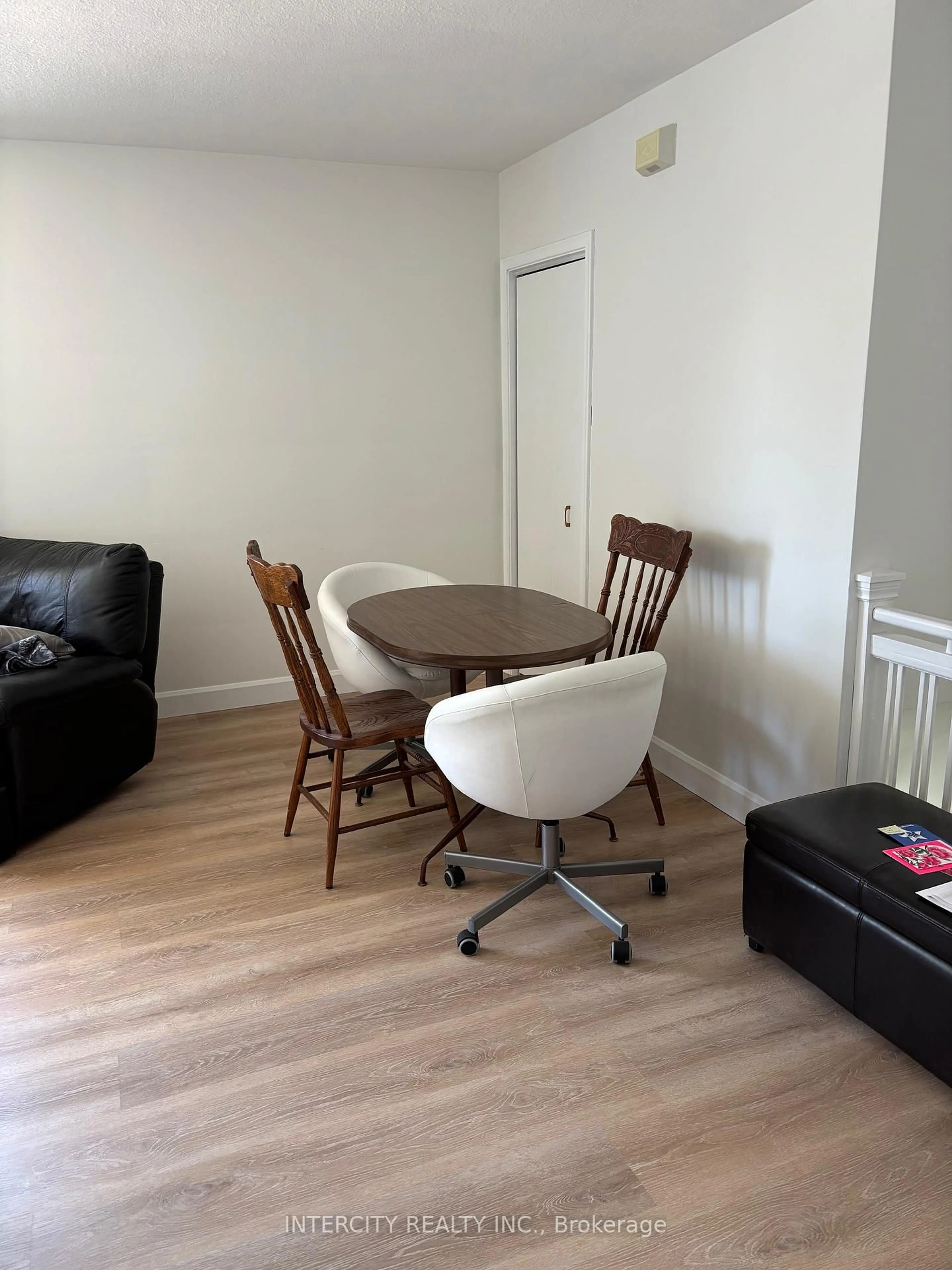A pic of a room for 363 Andrew St, Newmarket Ontario L3Y 1H5