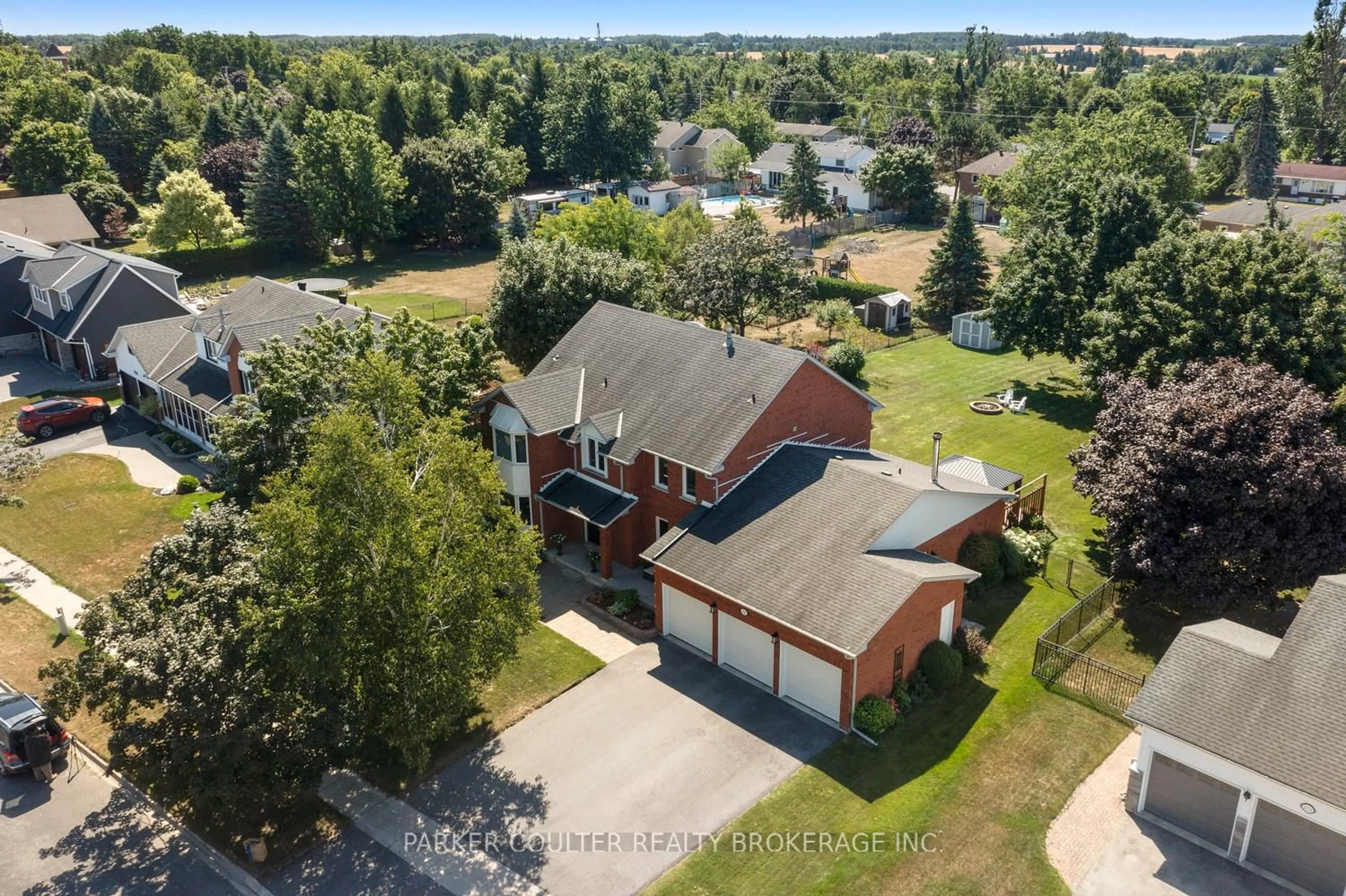 A pic from outside/outdoor area/front of a property/back of a property/a pic from drone, street for 2725 Shering Cres, Innisfil Ontario L9S 1G9