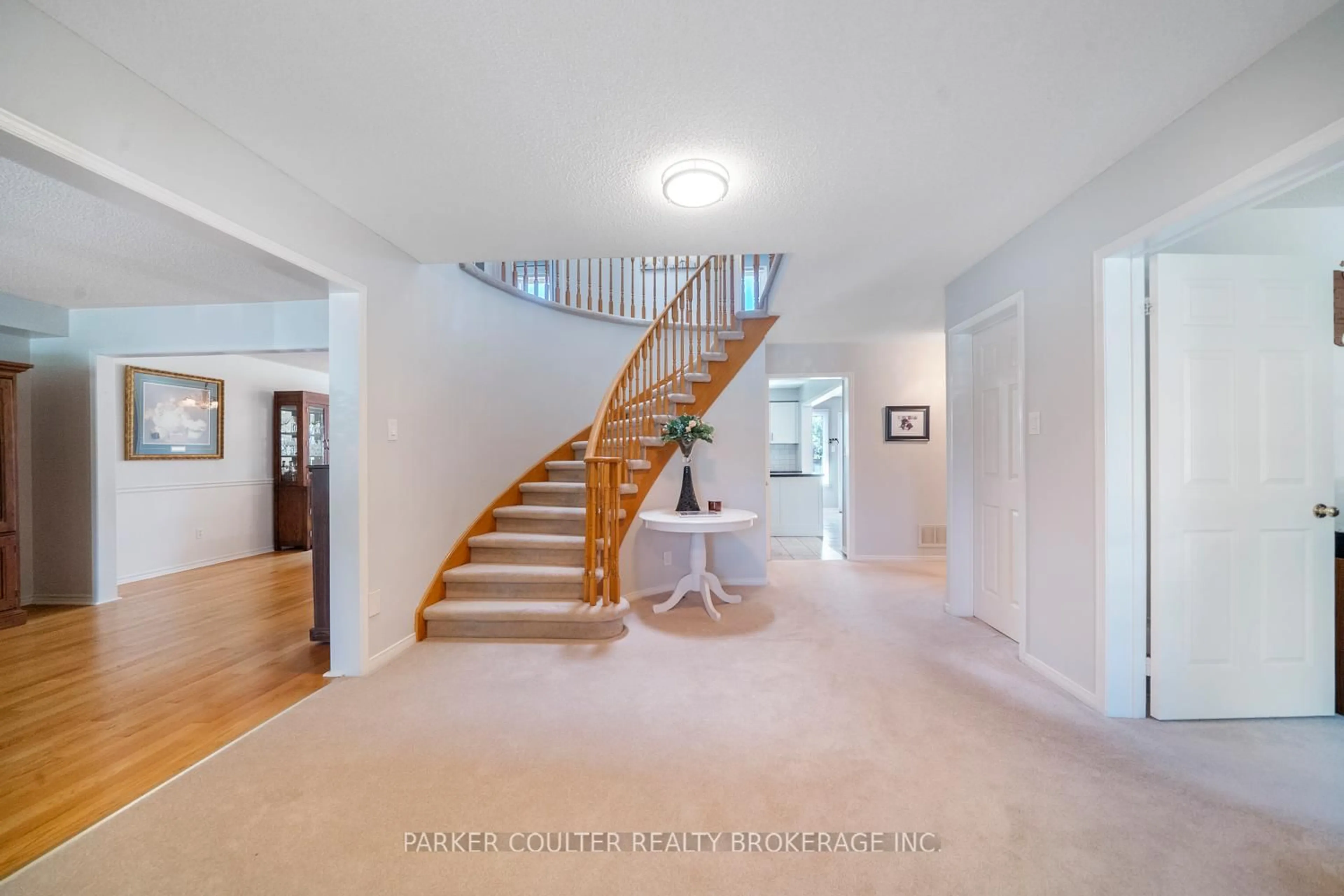Indoor foyer for 2725 Shering Cres, Innisfil Ontario L9S 1G9