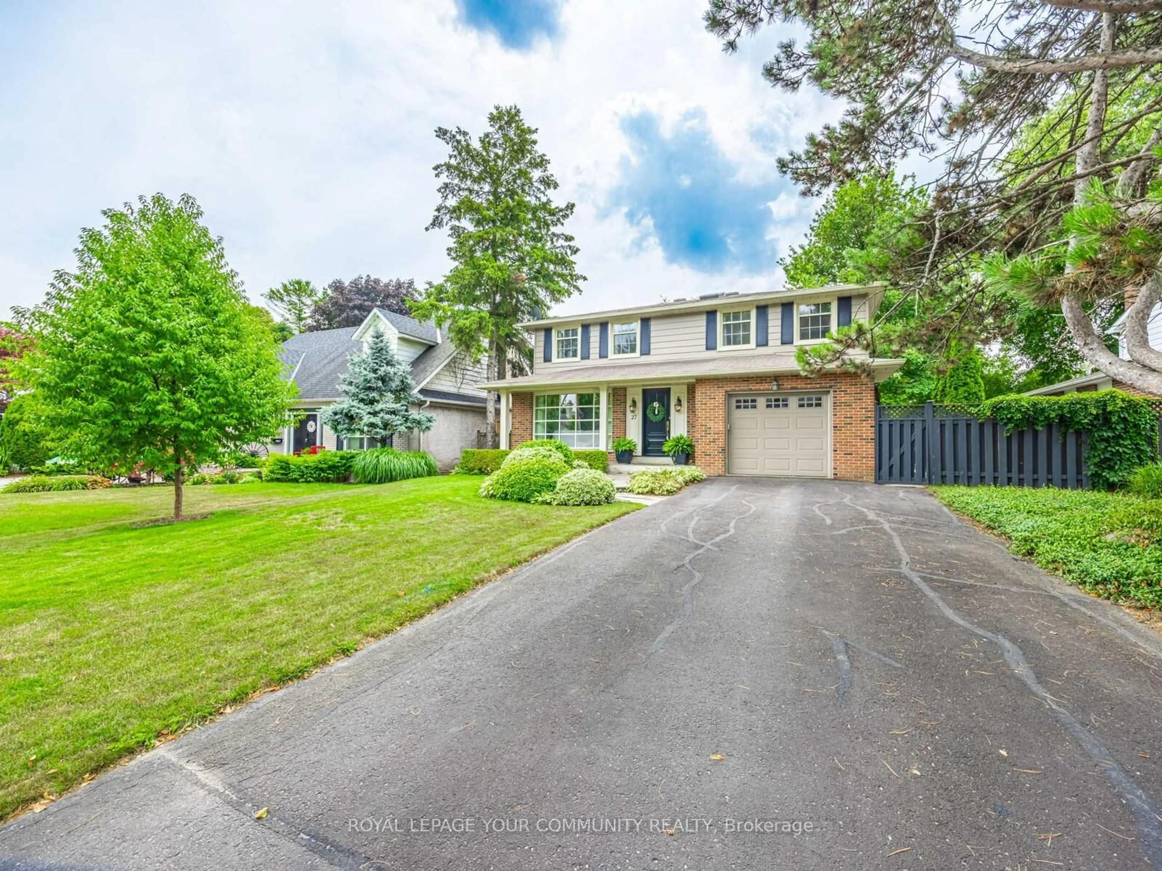A pic from outside/outdoor area/front of a property/back of a property/a pic from drone, street for 27 Wild Cherry Lane, Markham Ontario L3T 3T3