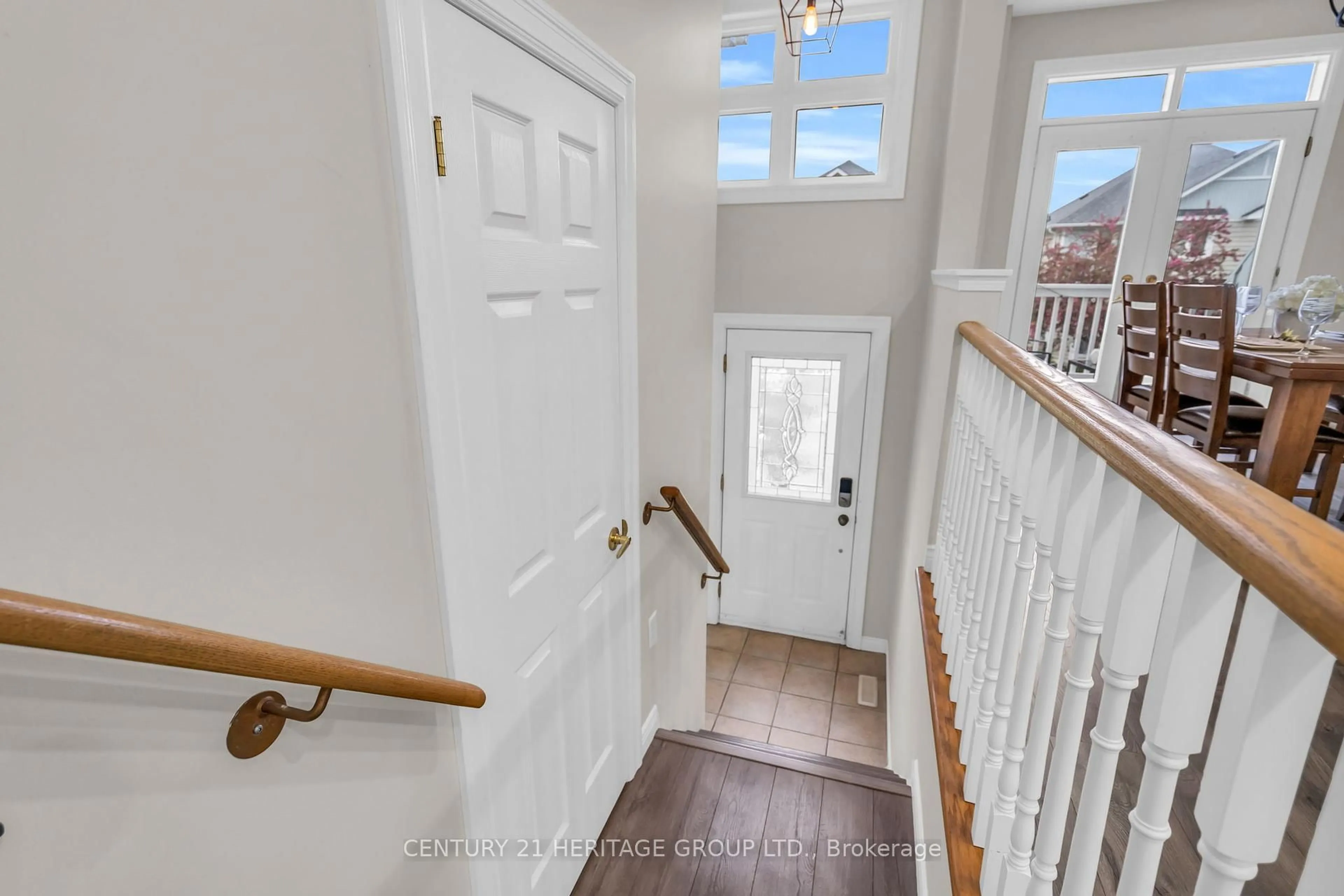 Indoor entryway for 1056 On Bogart Circ, Newmarket Ontario L3Y 8T4