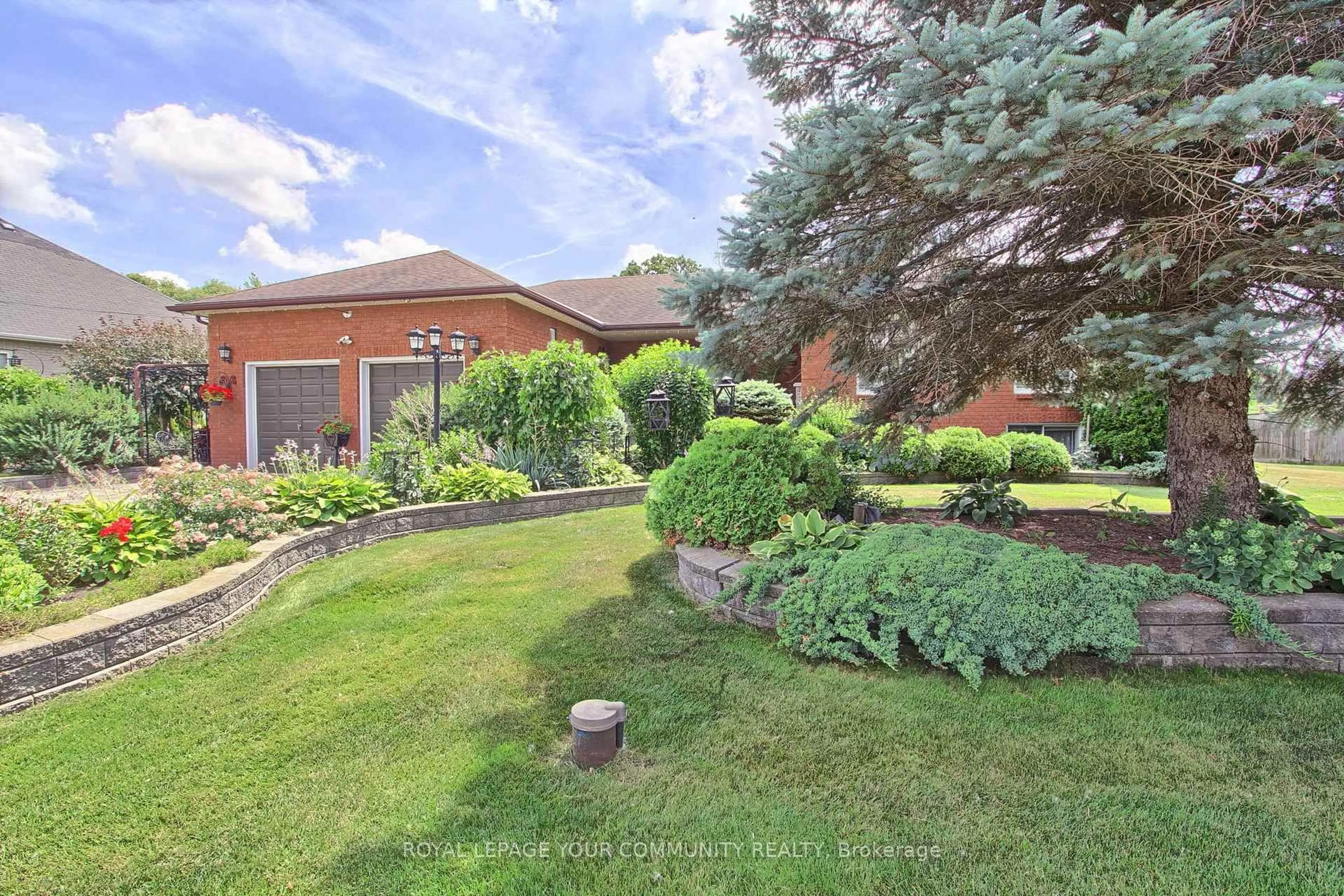 A pic from outside/outdoor area/front of a property/back of a property/a pic from drone, street for 2559 6th Line, Bradford West Gwillimbury Ontario L3Z 2B2