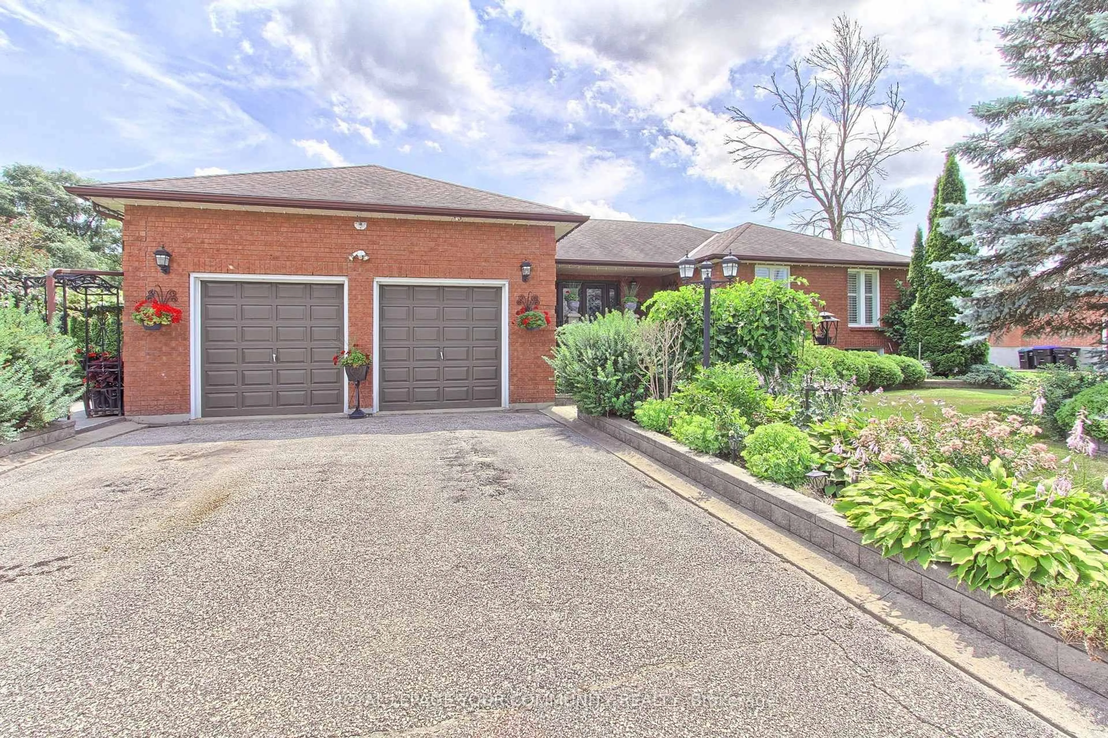 Home with brick exterior material, street for 2559 6th Line, Bradford West Gwillimbury Ontario L3Z 2B2
