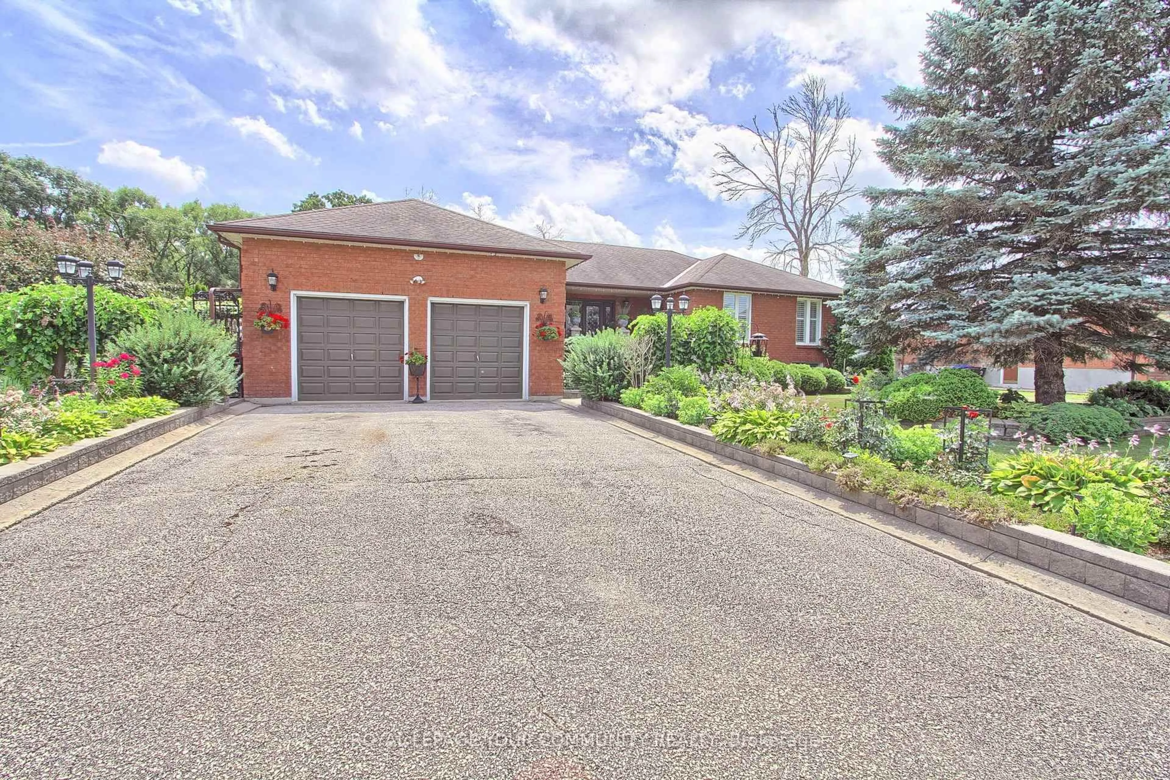 Home with brick exterior material, street for 2559 6th Line, Bradford West Gwillimbury Ontario L3Z 2B2