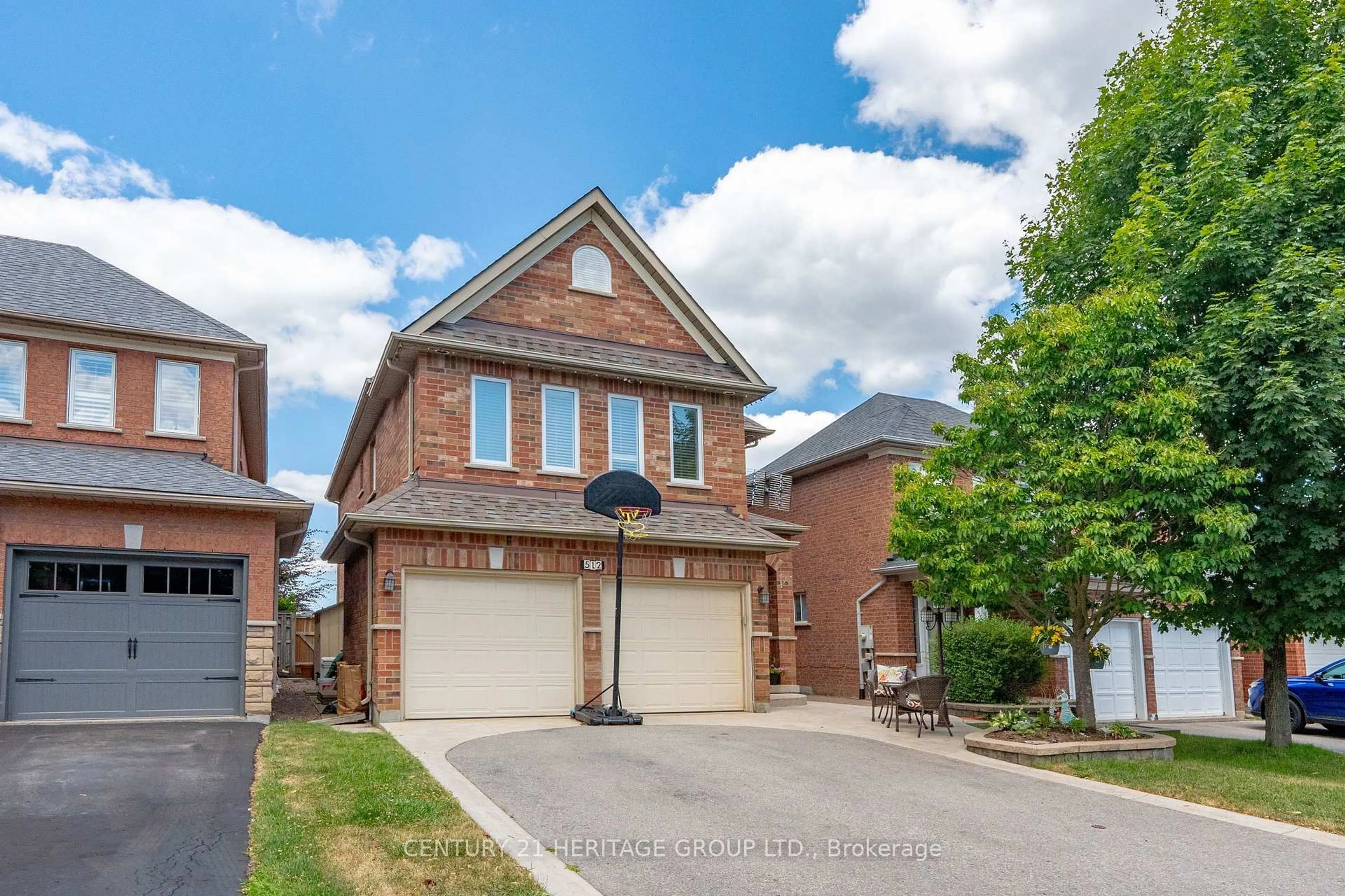 Home with brick exterior material, street for 512 Menczel Cres, Newmarket Ontario L3X 2P3