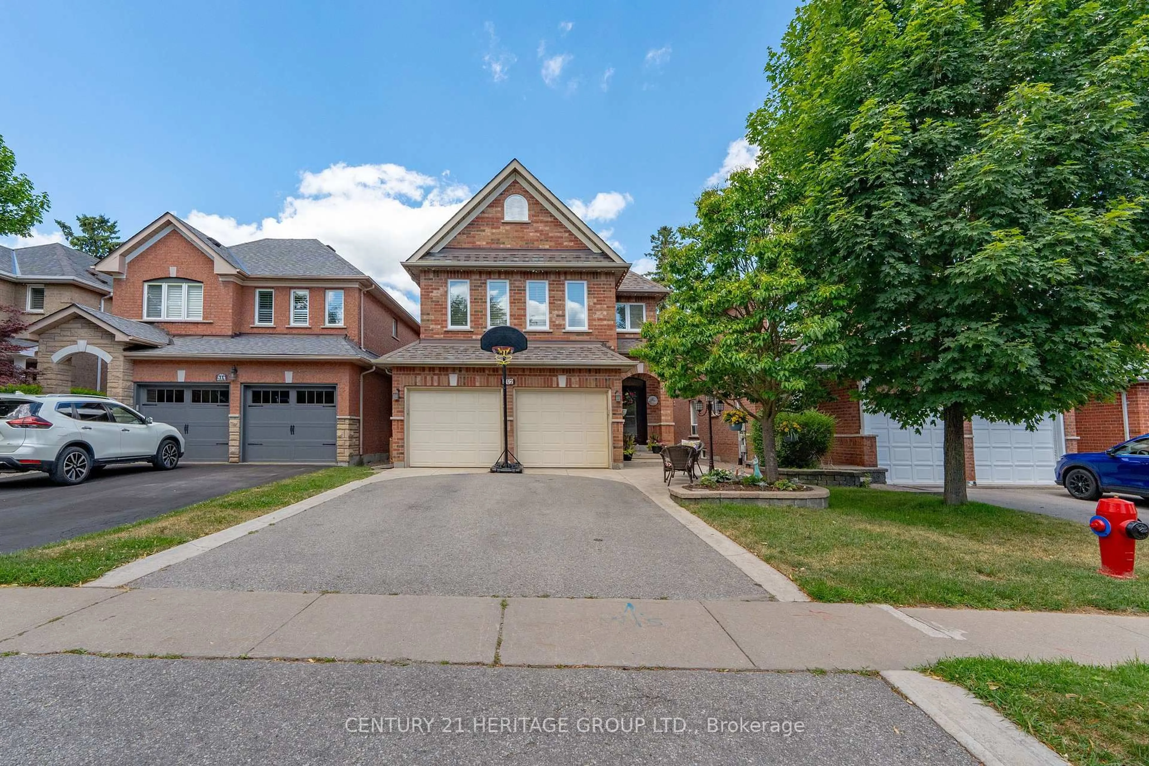 A pic from outside/outdoor area/front of a property/back of a property/a pic from drone, street for 512 Menczel Cres, Newmarket Ontario L3X 2P3