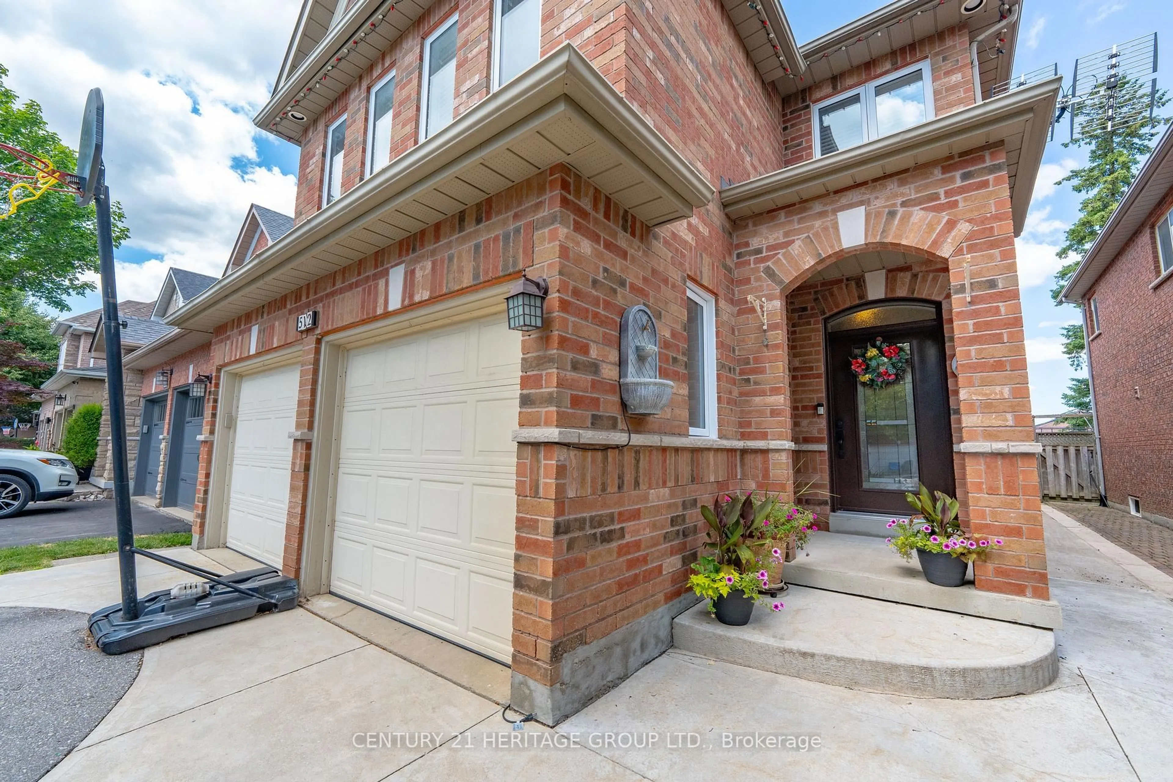Home with brick exterior material, street for 512 Menczel Cres, Newmarket Ontario L3X 2P3