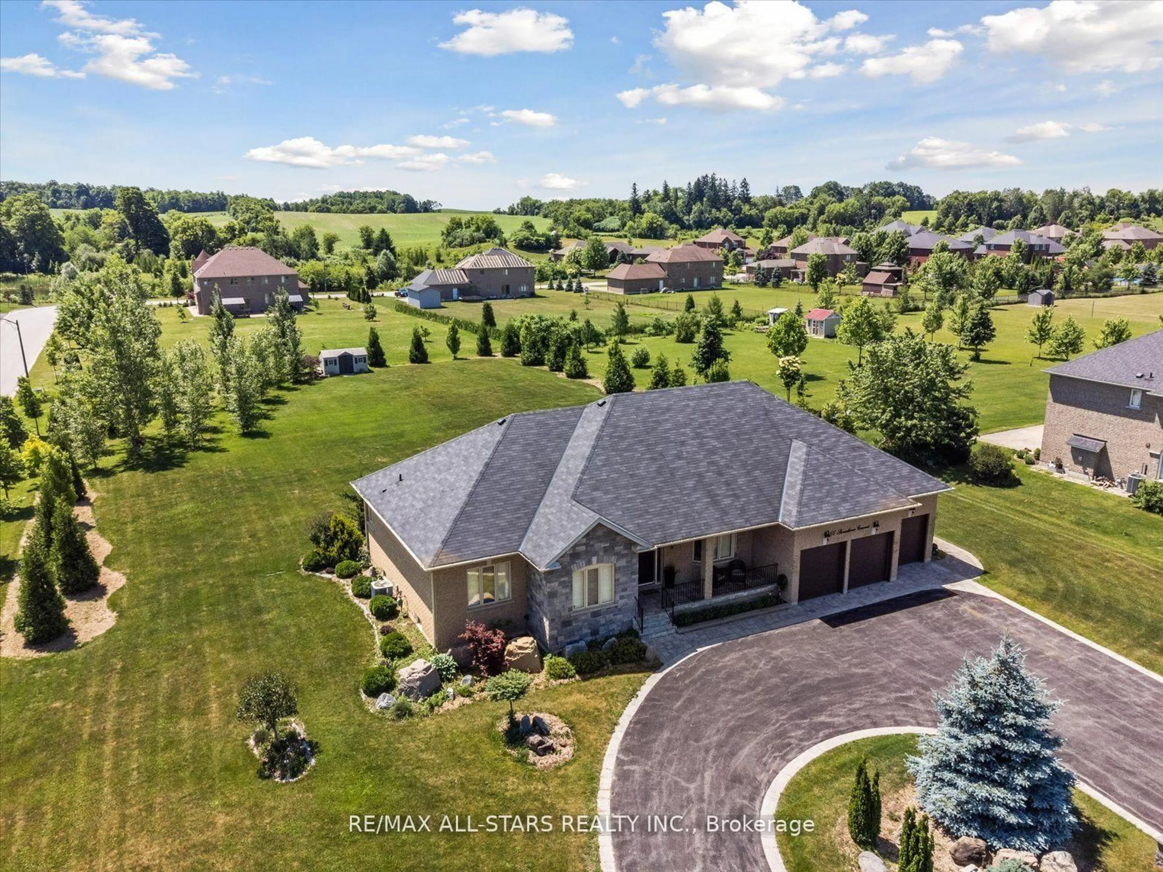 A pic from outside/outdoor area/front of a property/back of a property/a pic from drone, unknown for 66 Stonesthrow Cres, Uxbridge Ontario L0C 1A0
